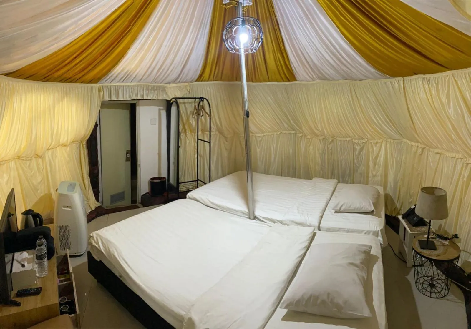Bed in Chevilly Resort & Camp