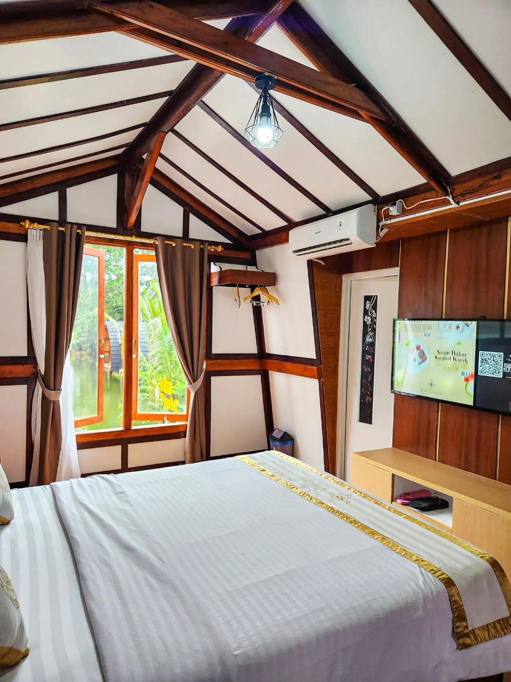 TV and multimedia, Bed in Chevilly Resort & Camp