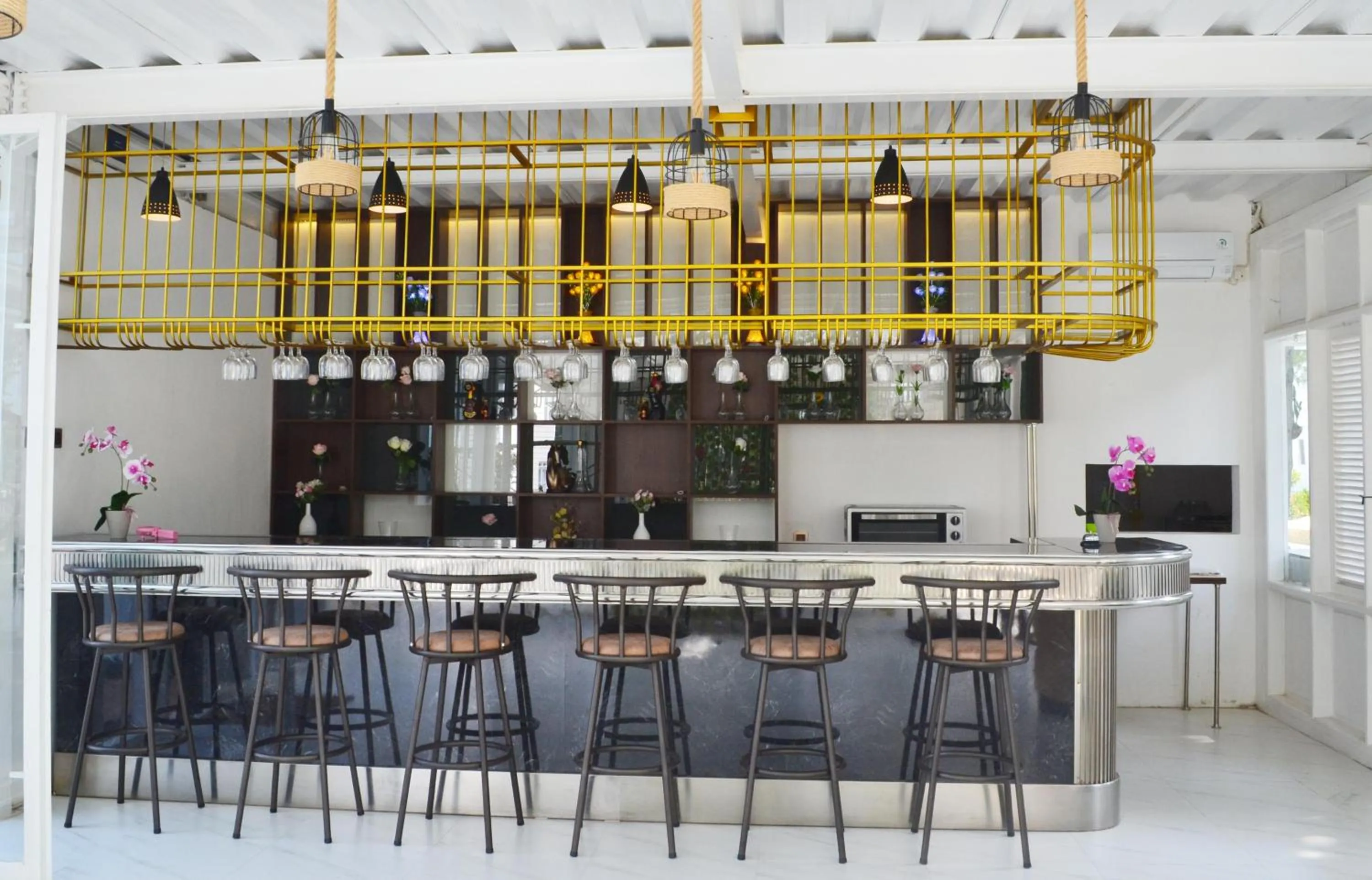 Restaurant/places to eat in Chevilly Resort & Camp