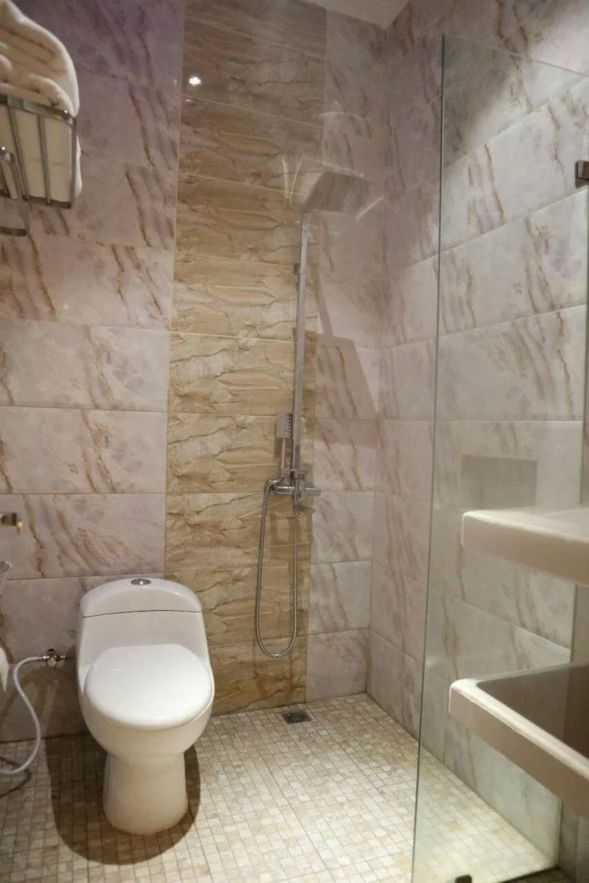 Shower in Chevilly Resort & Camp