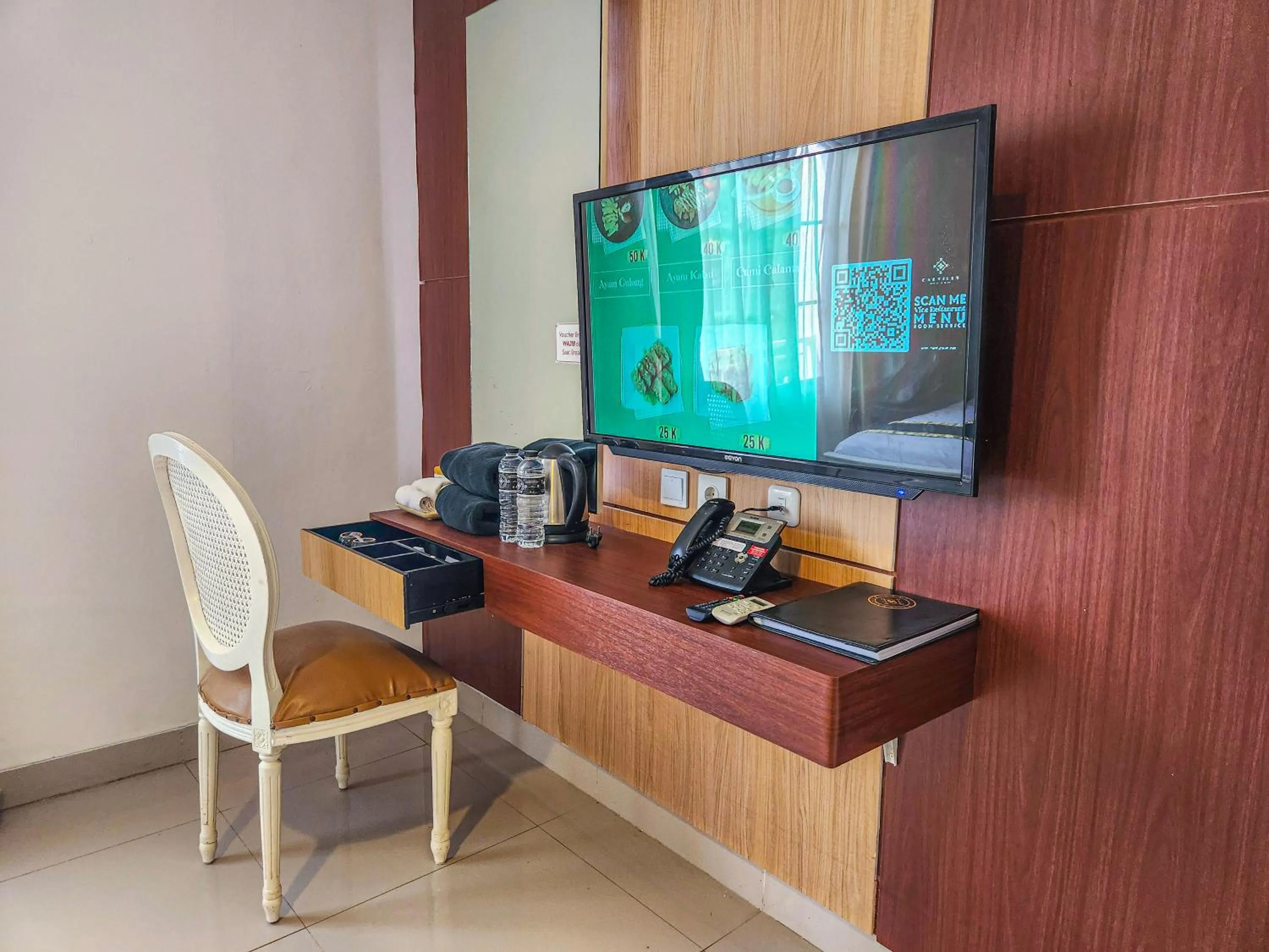 TV and multimedia in Chevilly Resort & Camp