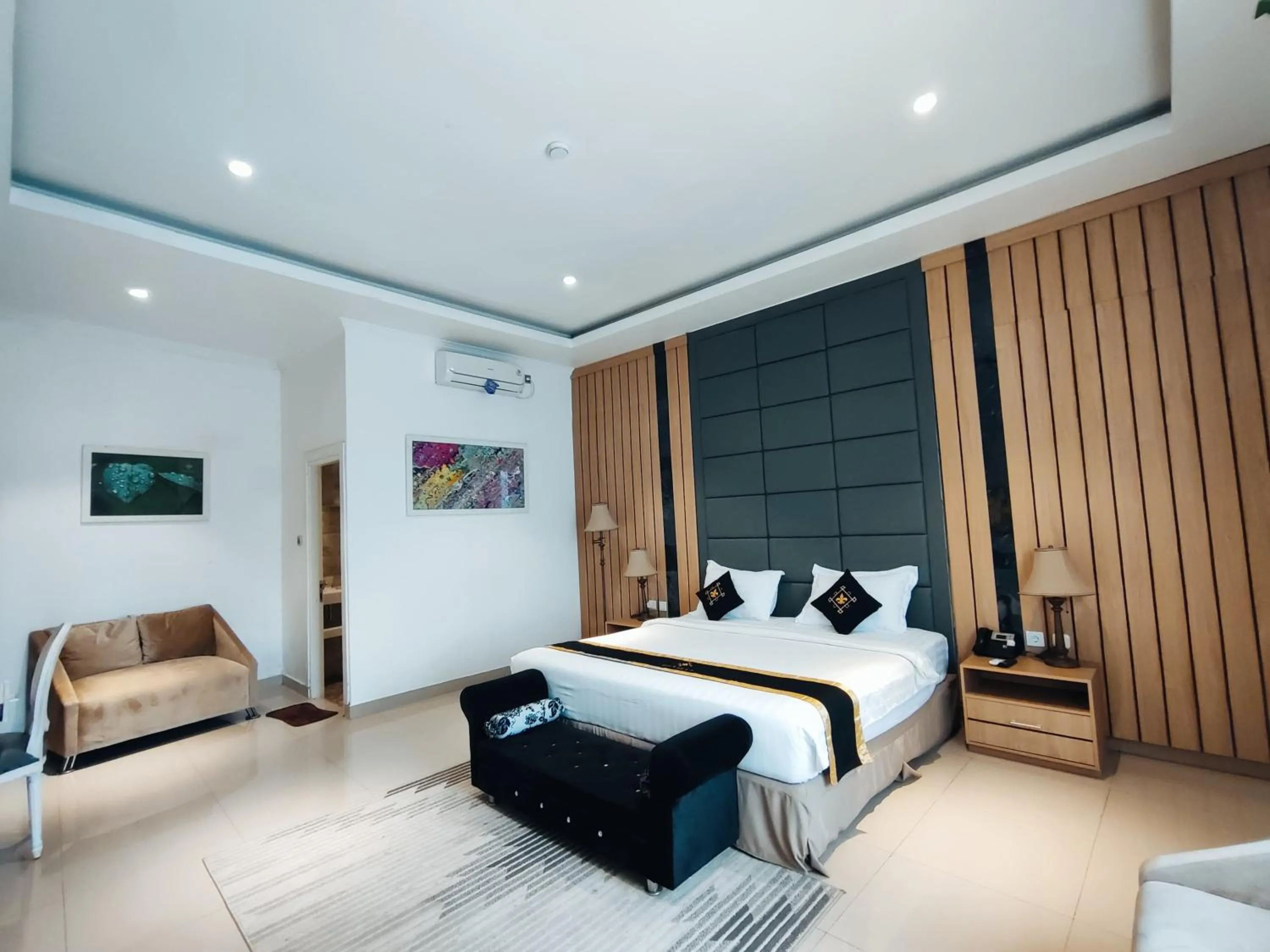 Bed in Chevilly Resort & Camp