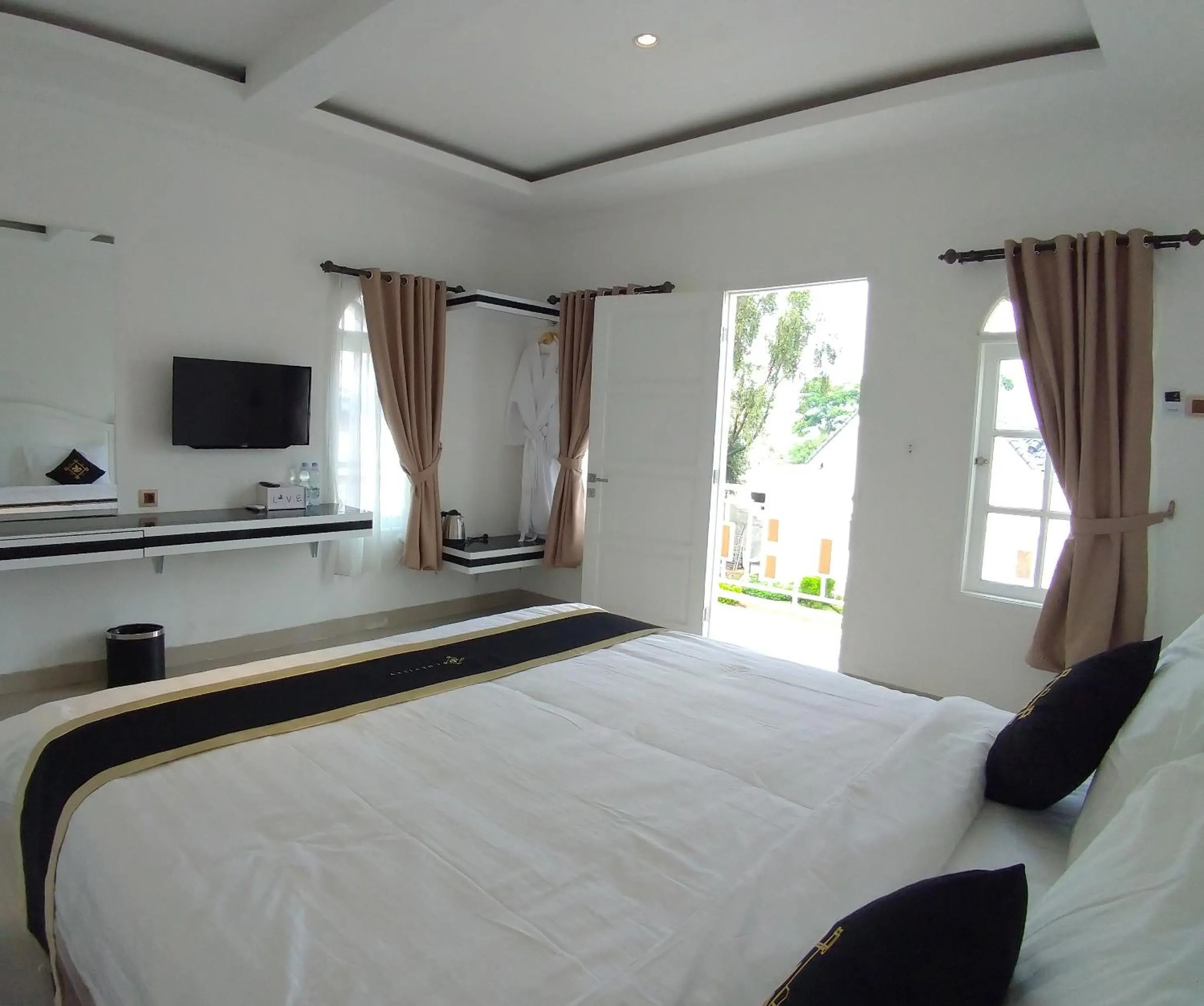 Photo of the whole room, Bed in Chevilly Resort & Camp