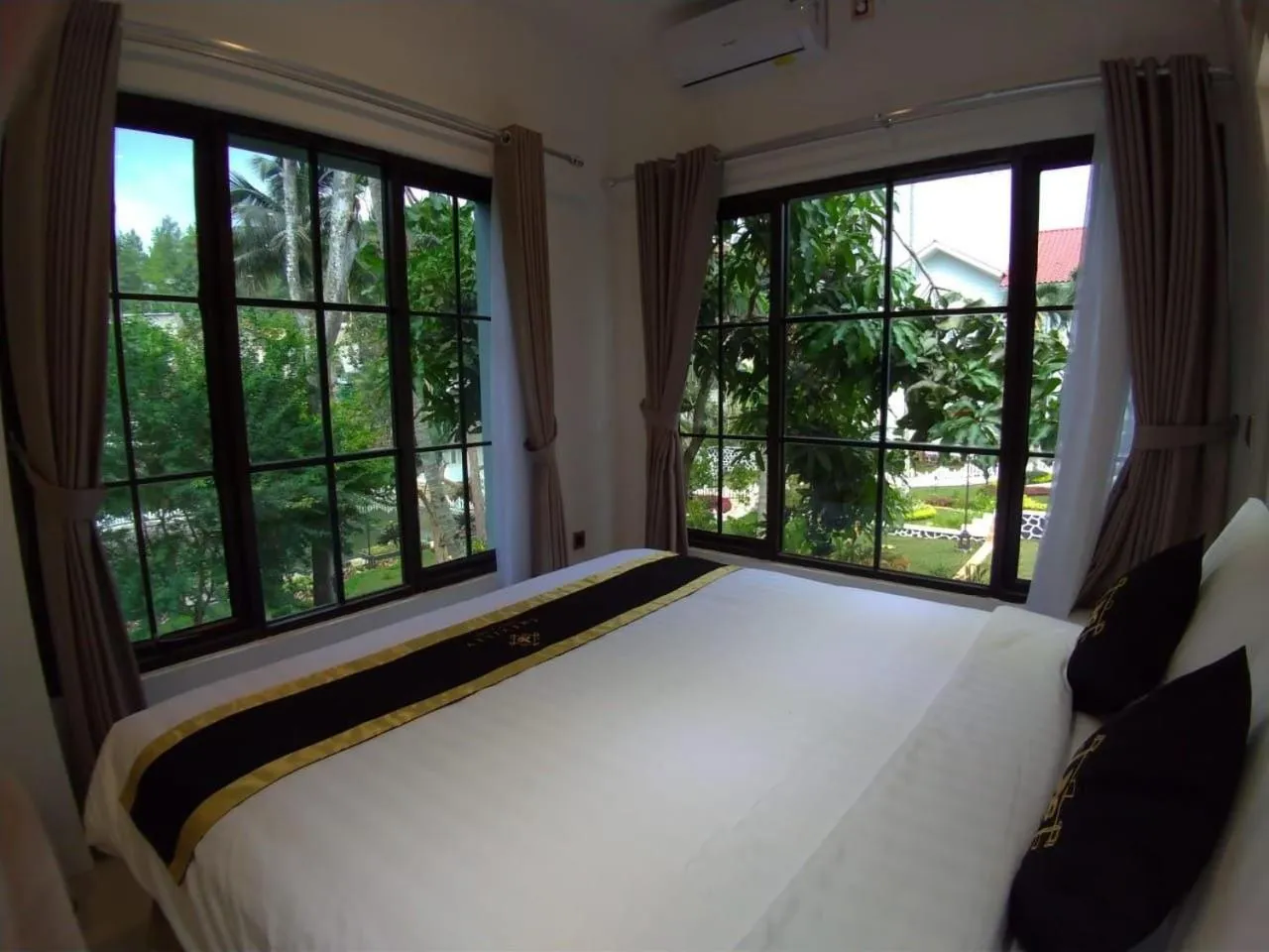 Bed in Chevilly Resort & Camp