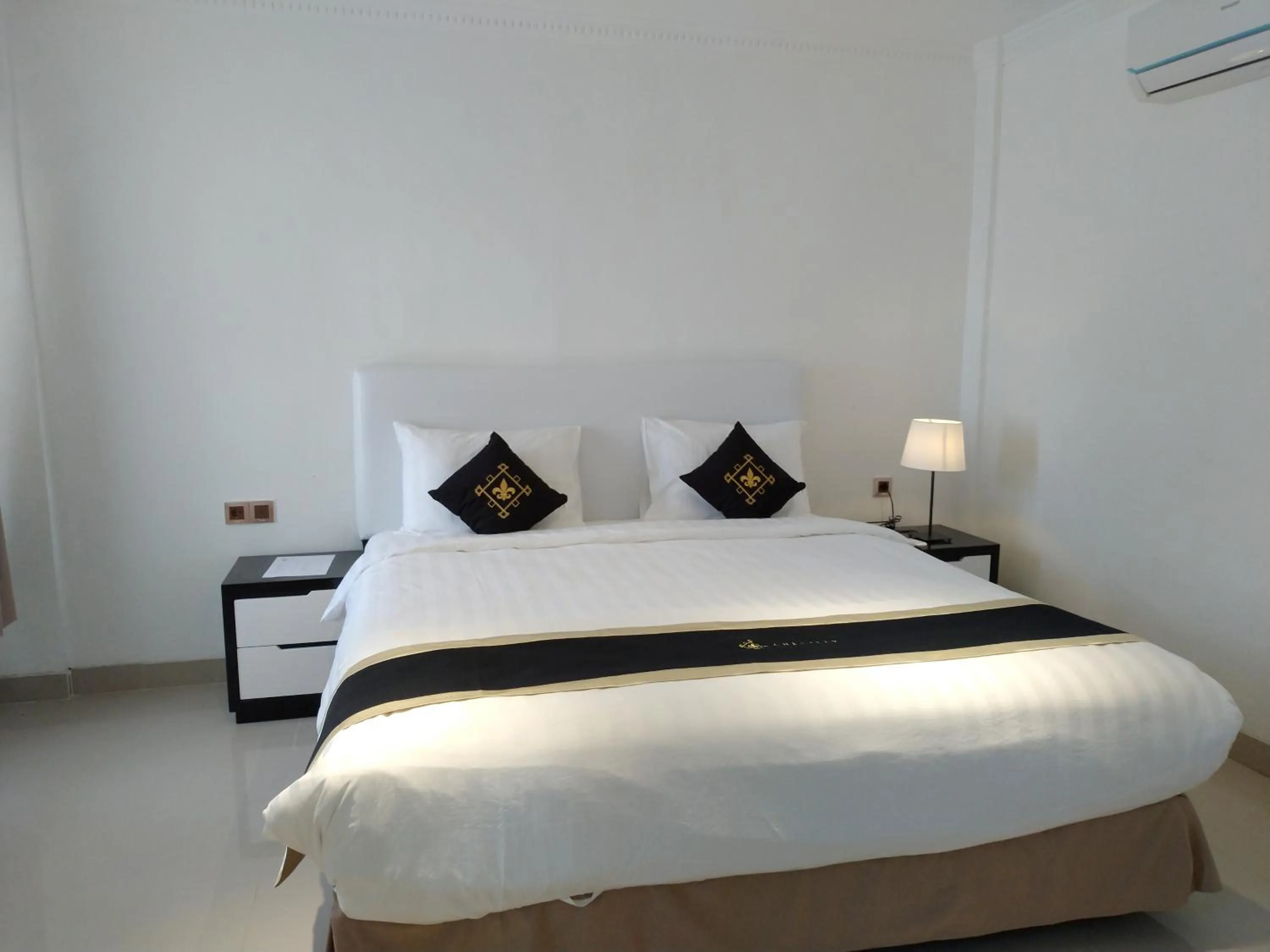 Photo of the whole room, Bed in Chevilly Resort & Camp