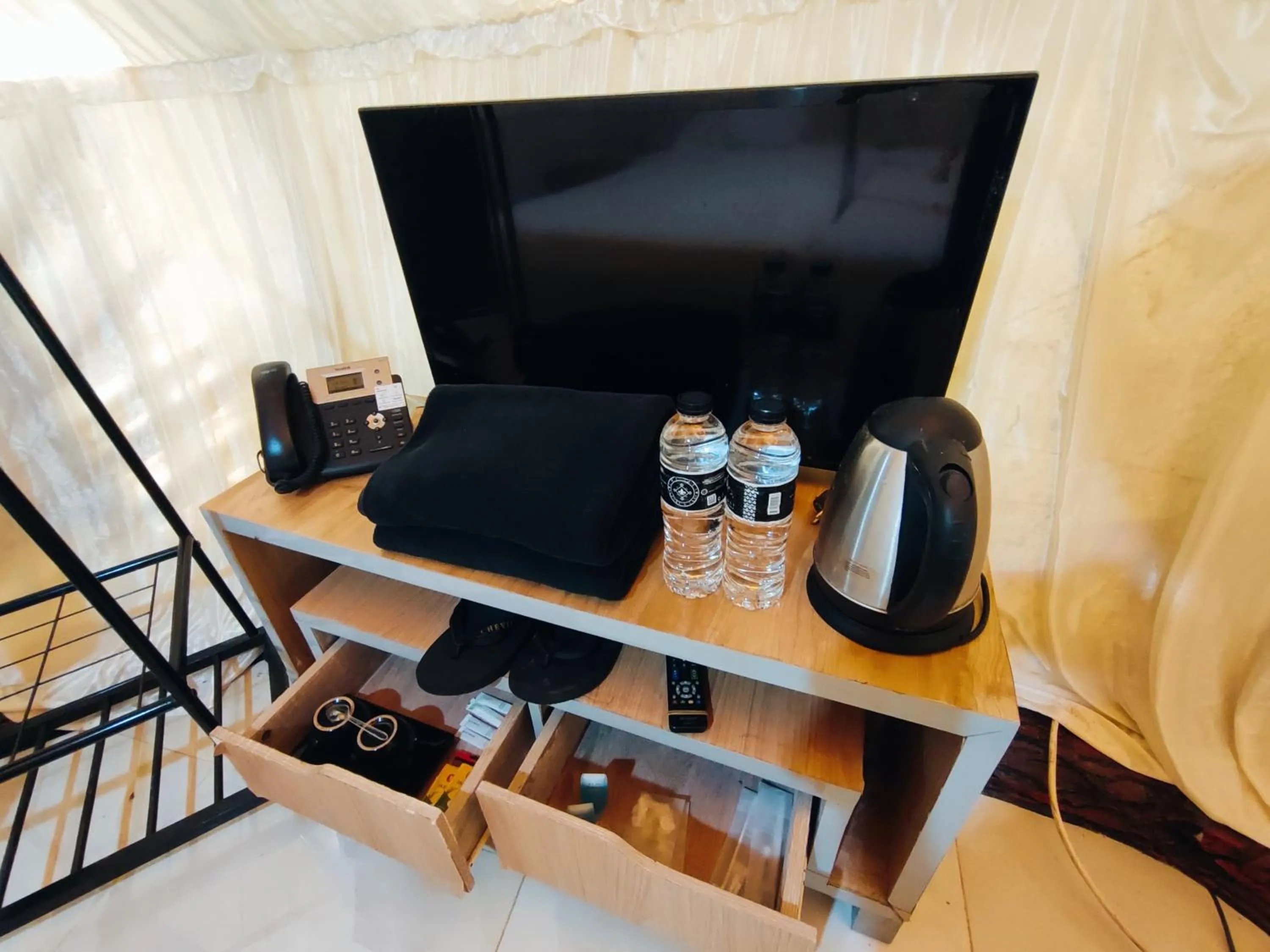 TV and multimedia in Chevilly Resort & Camp