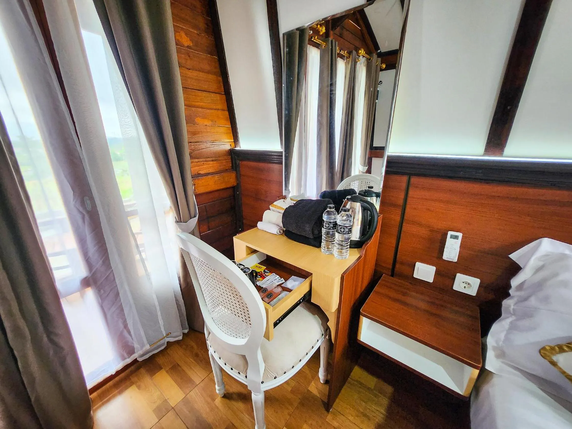 hair dresser, Bed in Chevilly Resort & Camp