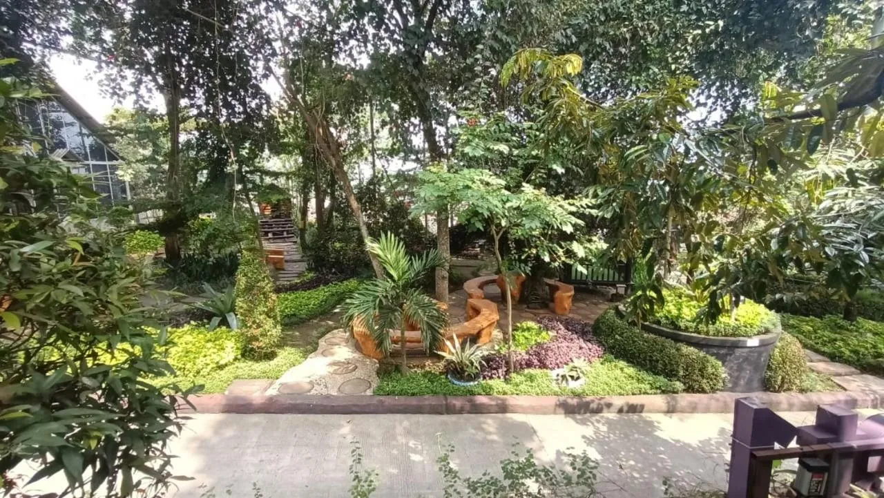 Garden in Chevilly Resort & Camp