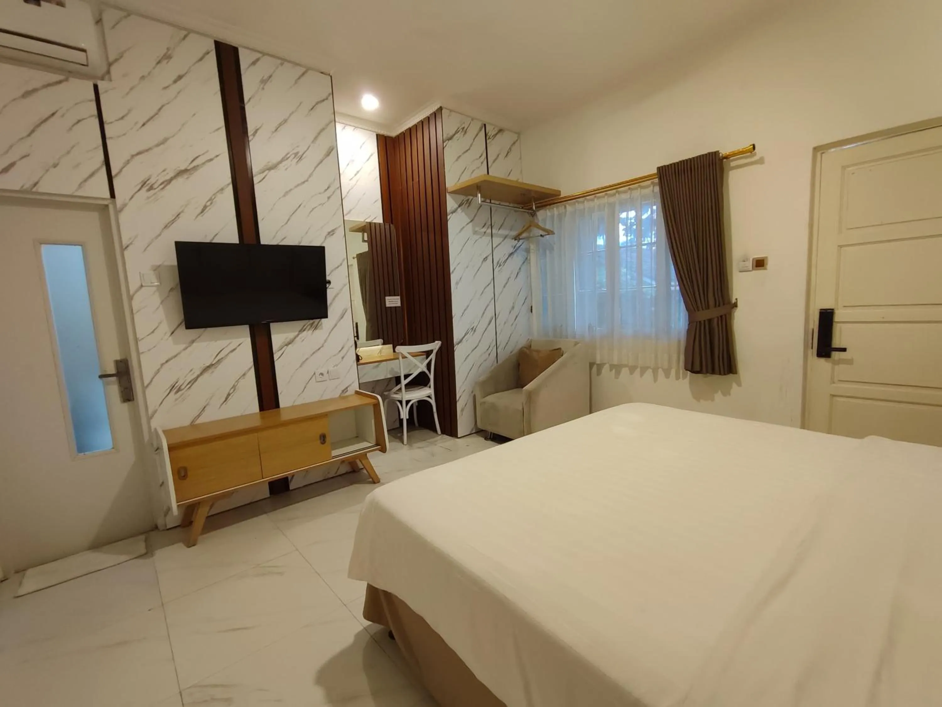 Photo of the whole room, Bed in Chevilly Resort & Camp