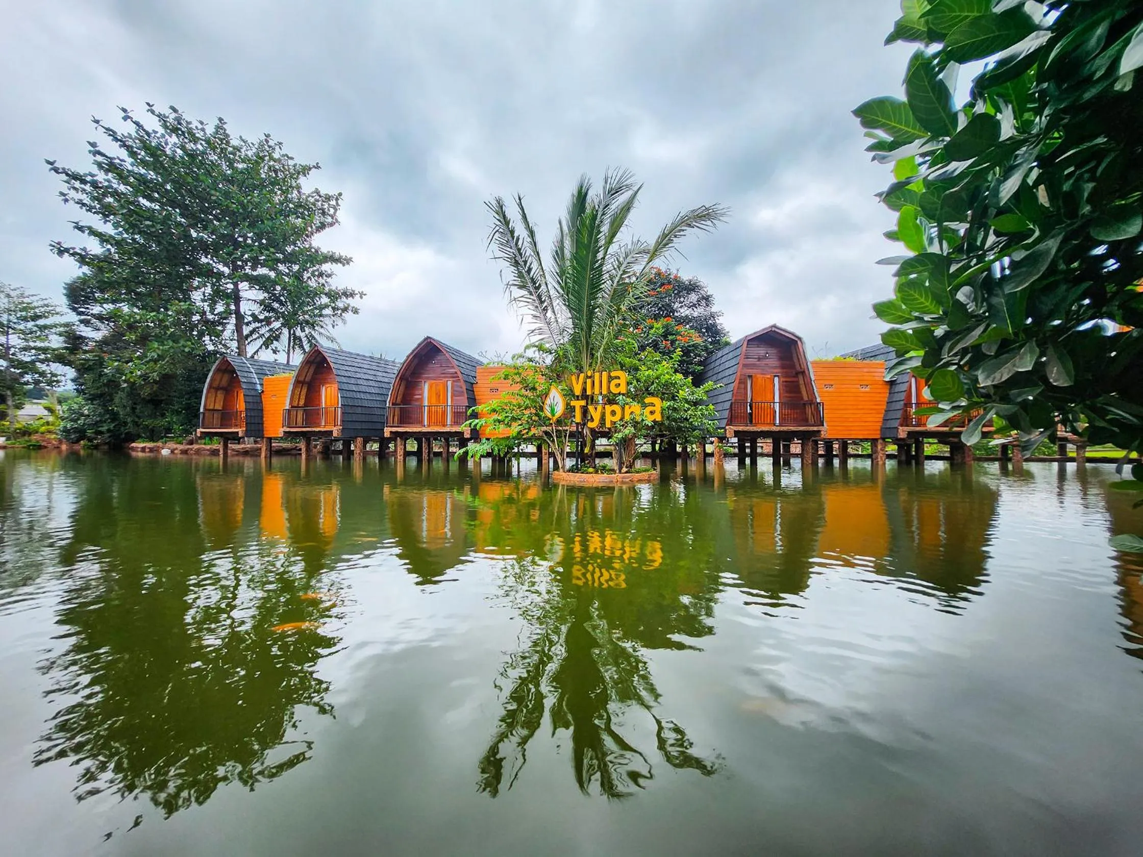 Lake view in Chevilly Resort & Camp