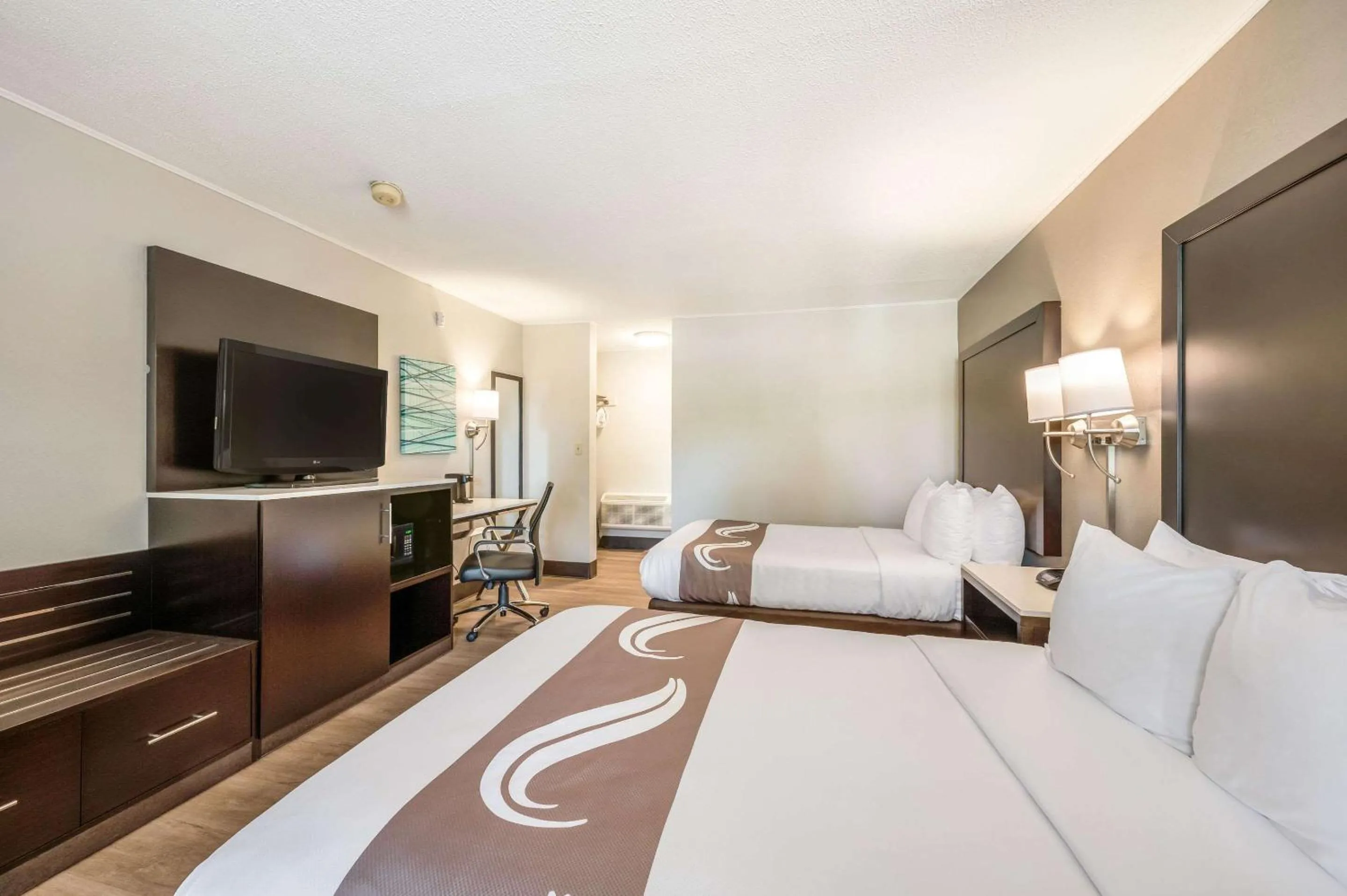 Photo of the whole room, Bed in Quality Inn Poughkeepsie