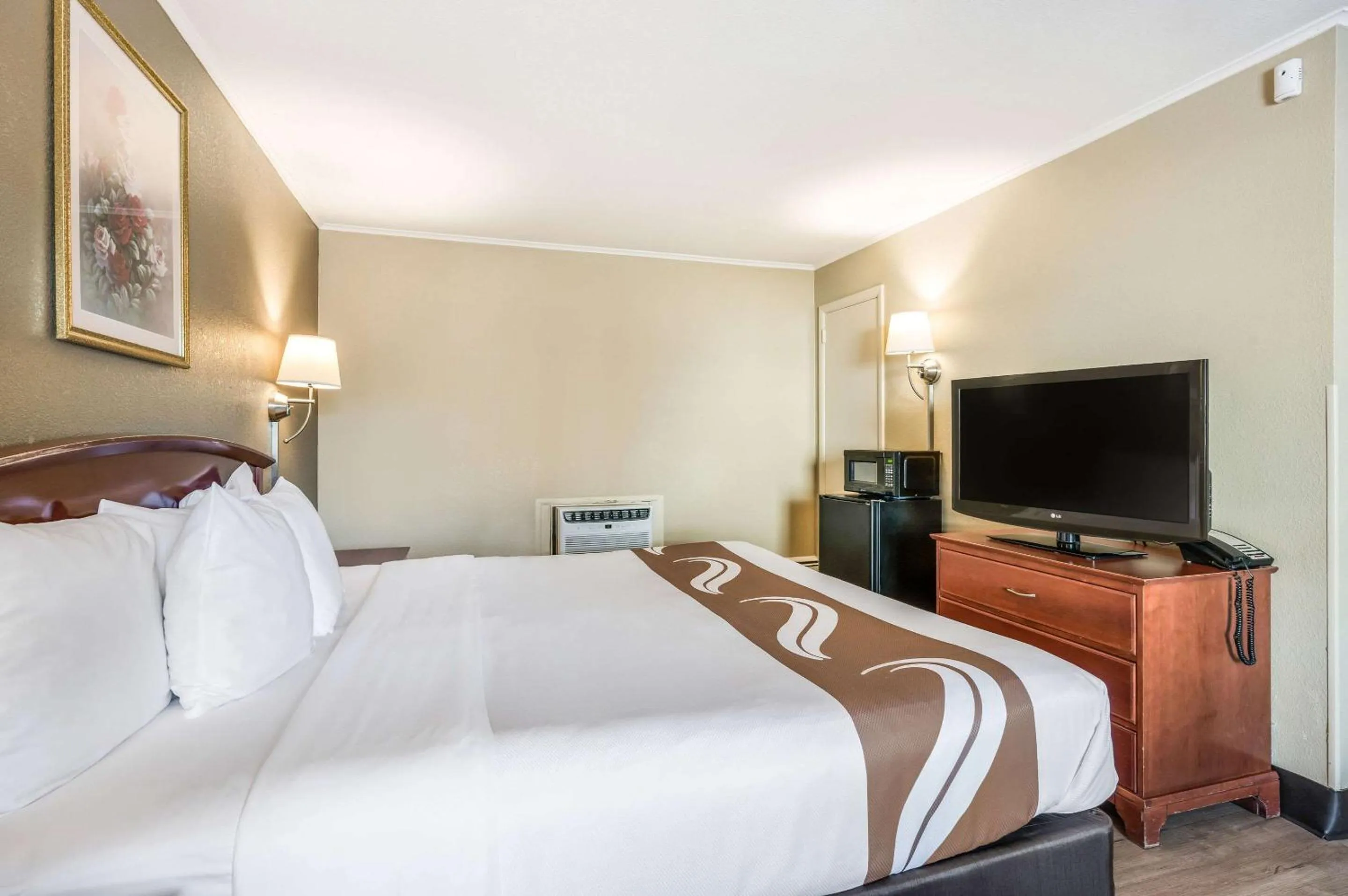 Photo of the whole room, Bed in Rodeway Inn Poughkeepsie