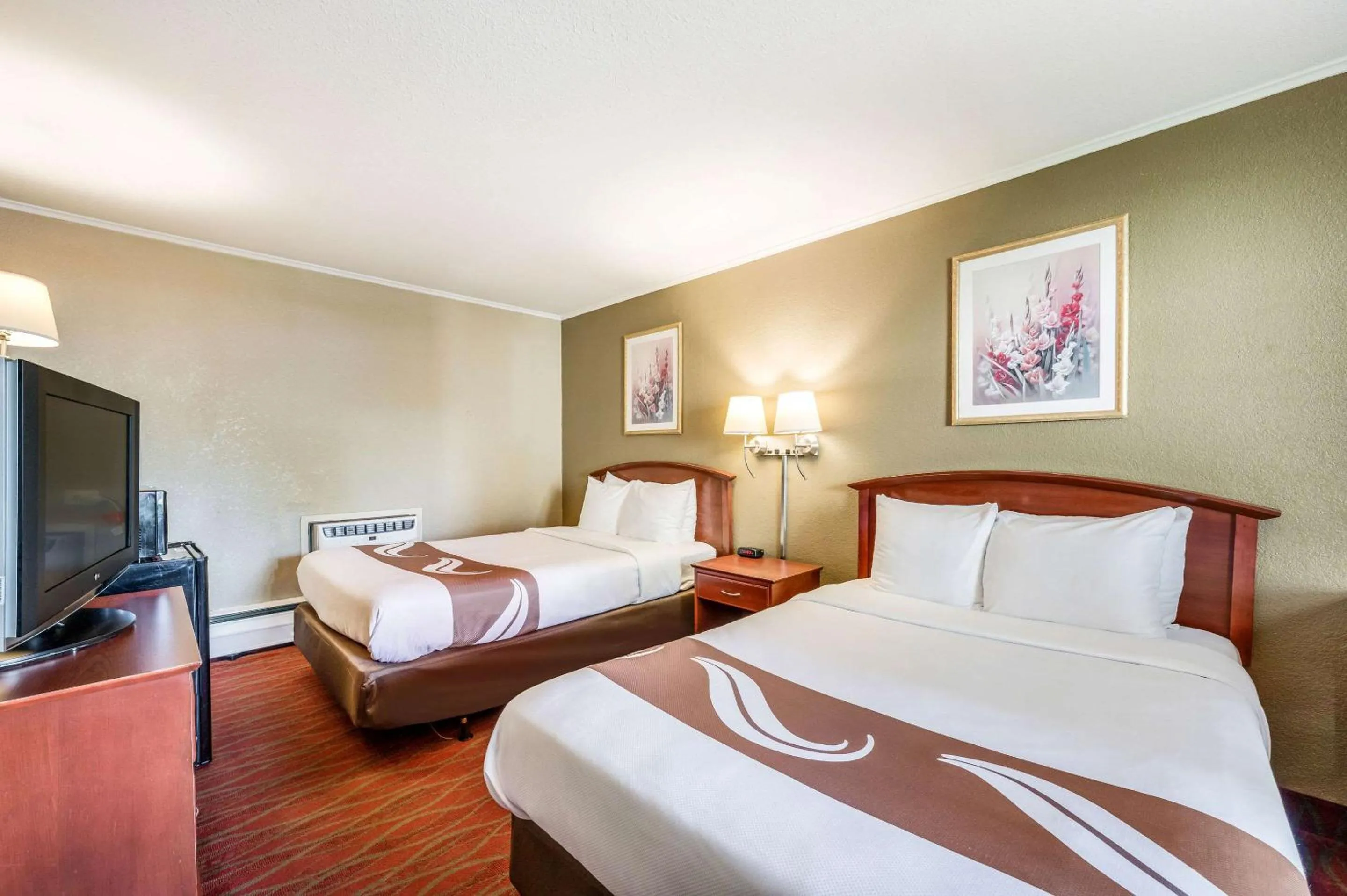 Photo of the whole room, Bed in Rodeway Inn Poughkeepsie