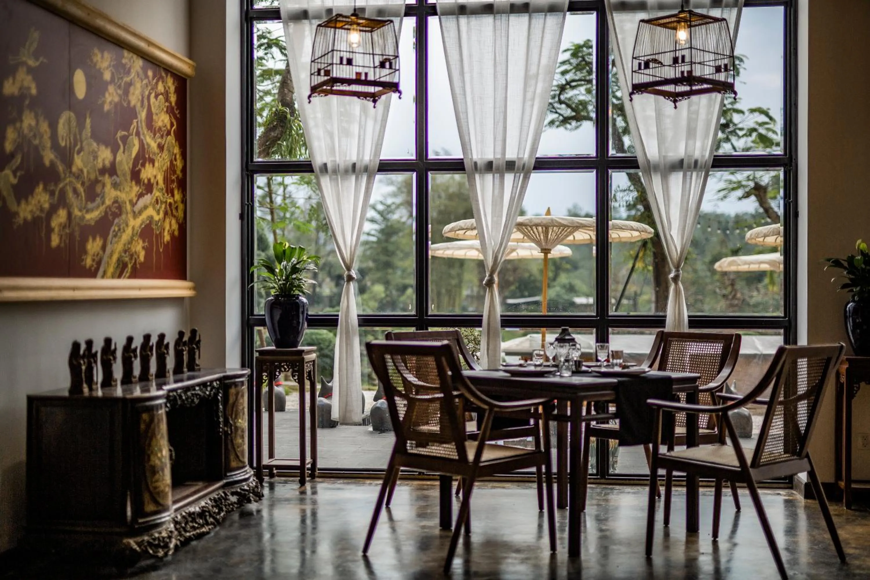 Restaurant/places to eat in aNhill Boutique