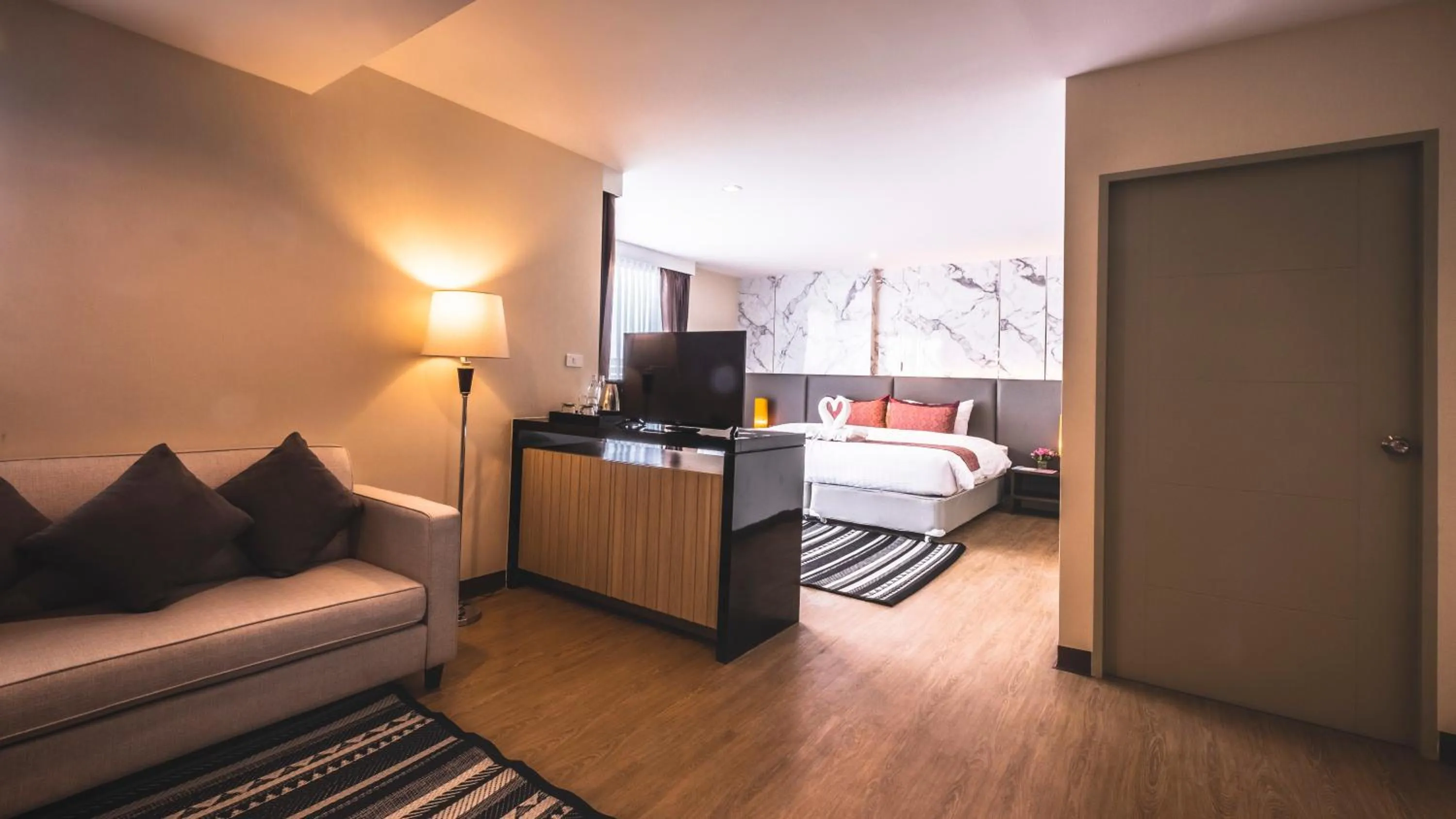 Living room, Bed in The Airport Courtyard Suvarnabhumi Airport