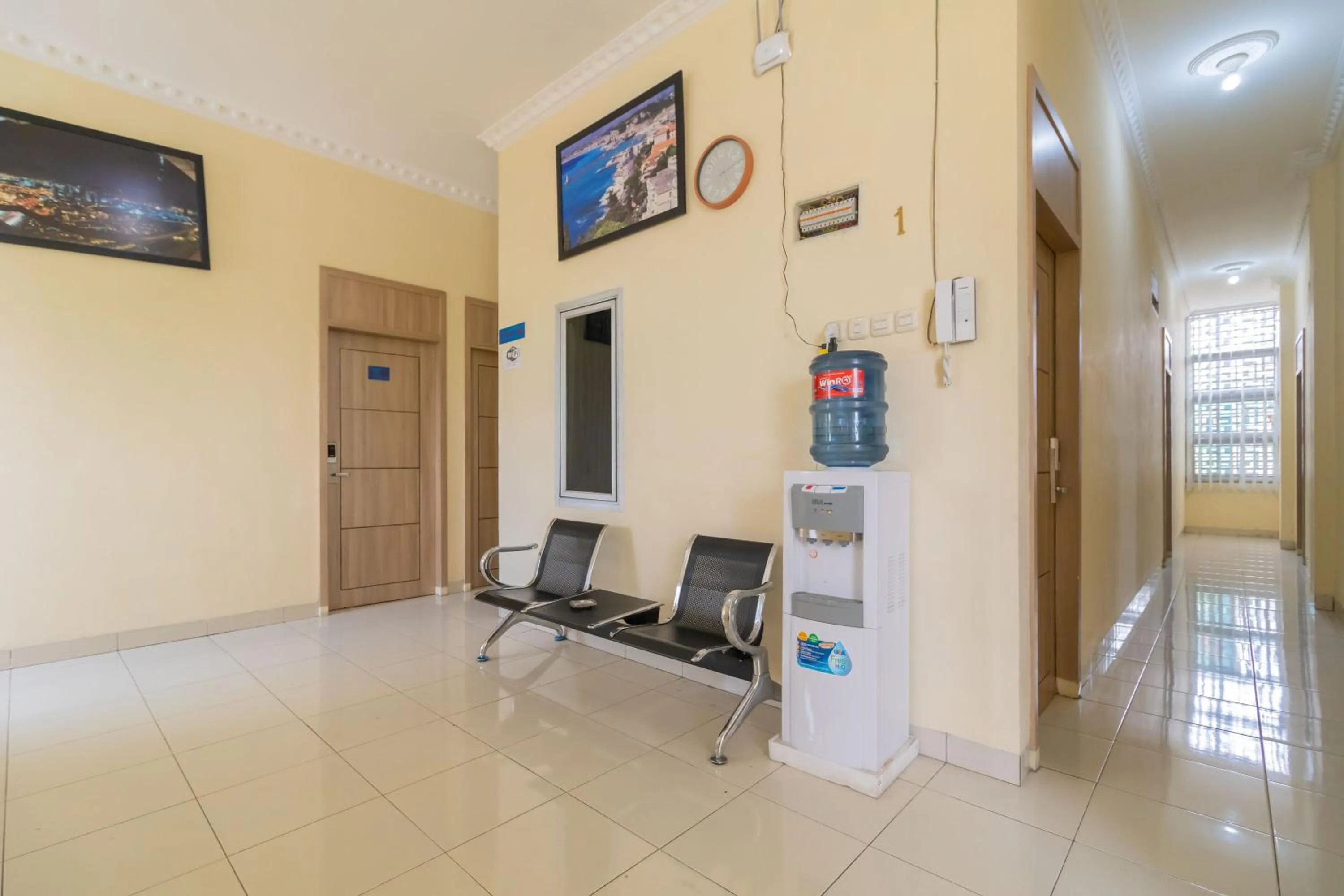 Seating area in RedDoorz @ Jalan Kolonel Haji Burlian Palembang 2