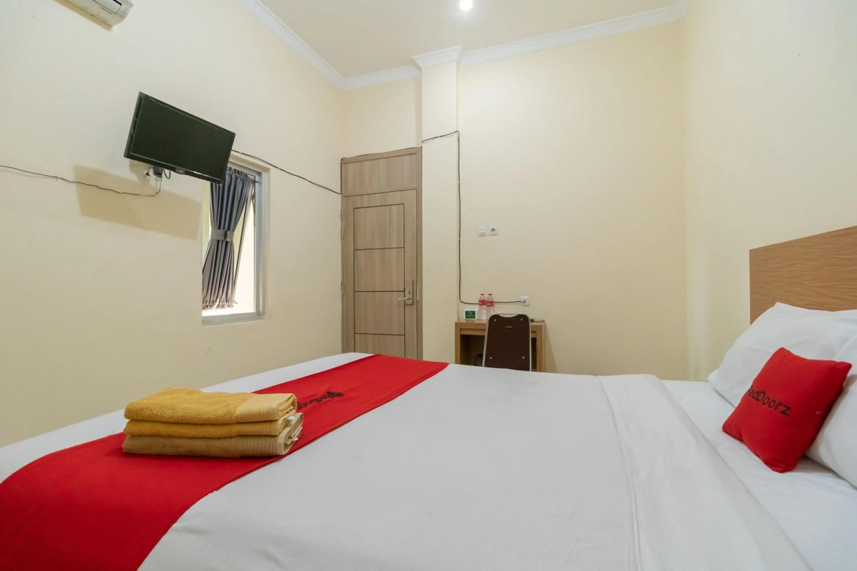 Bedroom, Bed in RedDoorz @ Jalan Kolonel Haji Burlian Palembang 2