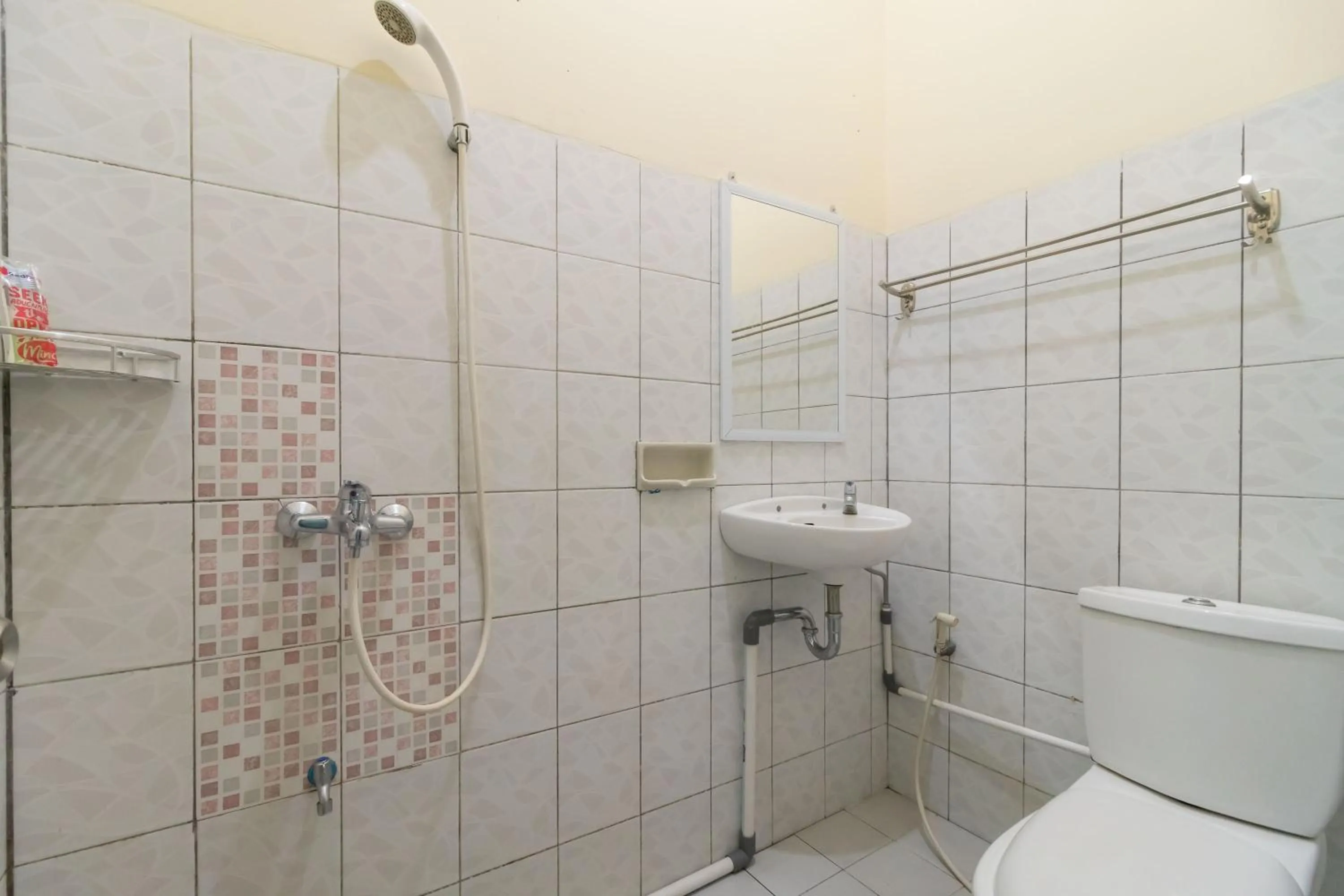 Bathroom in RedDoorz @ Jalan Kolonel Haji Burlian Palembang 2