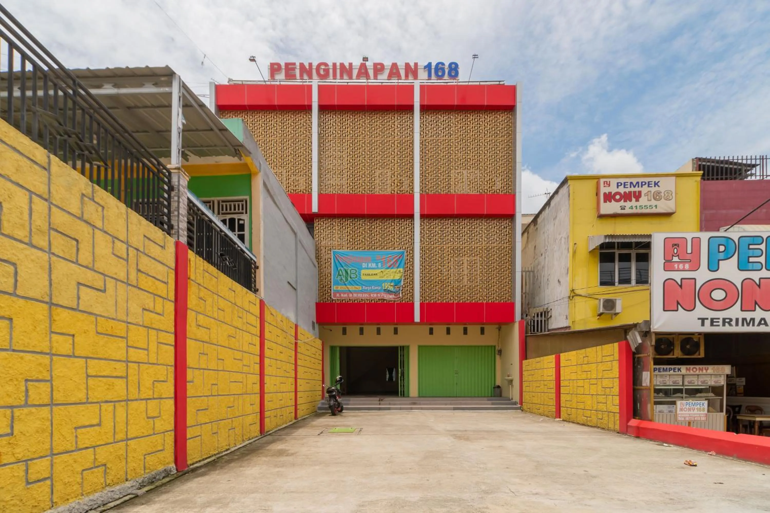 Property building in RedDoorz @ Jalan Kolonel Haji Burlian Palembang 2