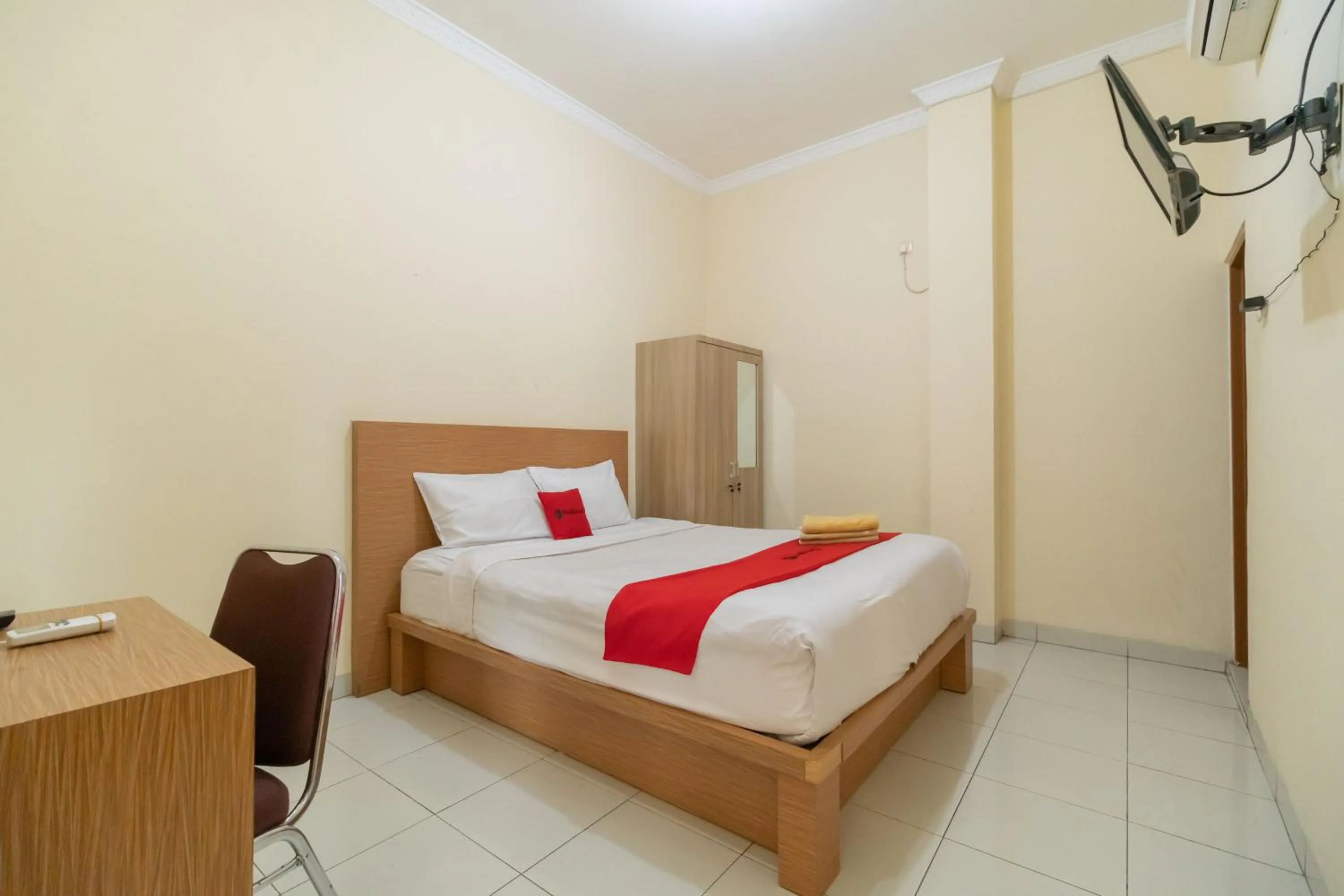 Bedroom, Bed in RedDoorz @ Jalan Kolonel Haji Burlian Palembang 2