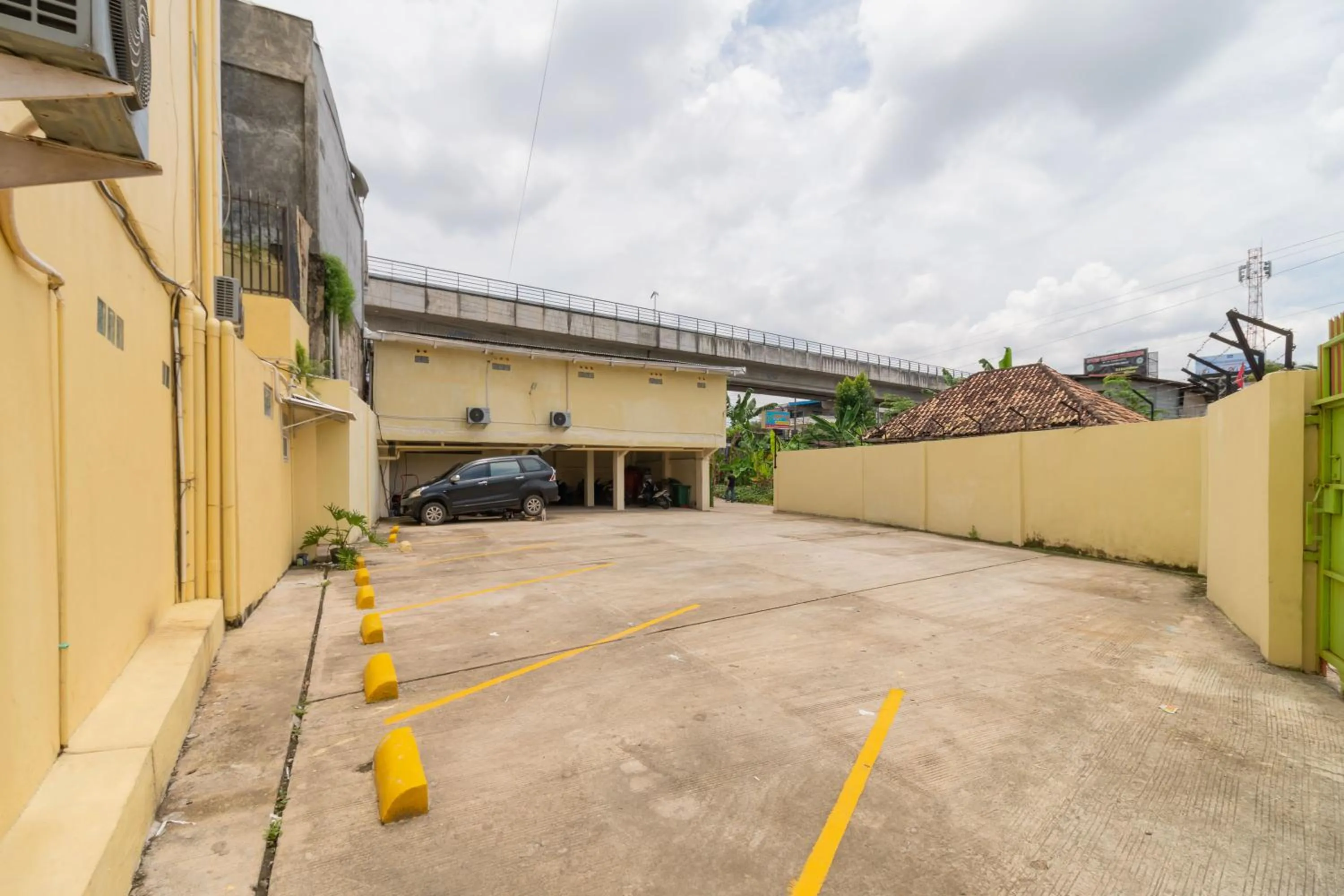 Parking in RedDoorz @ Jalan Kolonel Haji Burlian Palembang 2