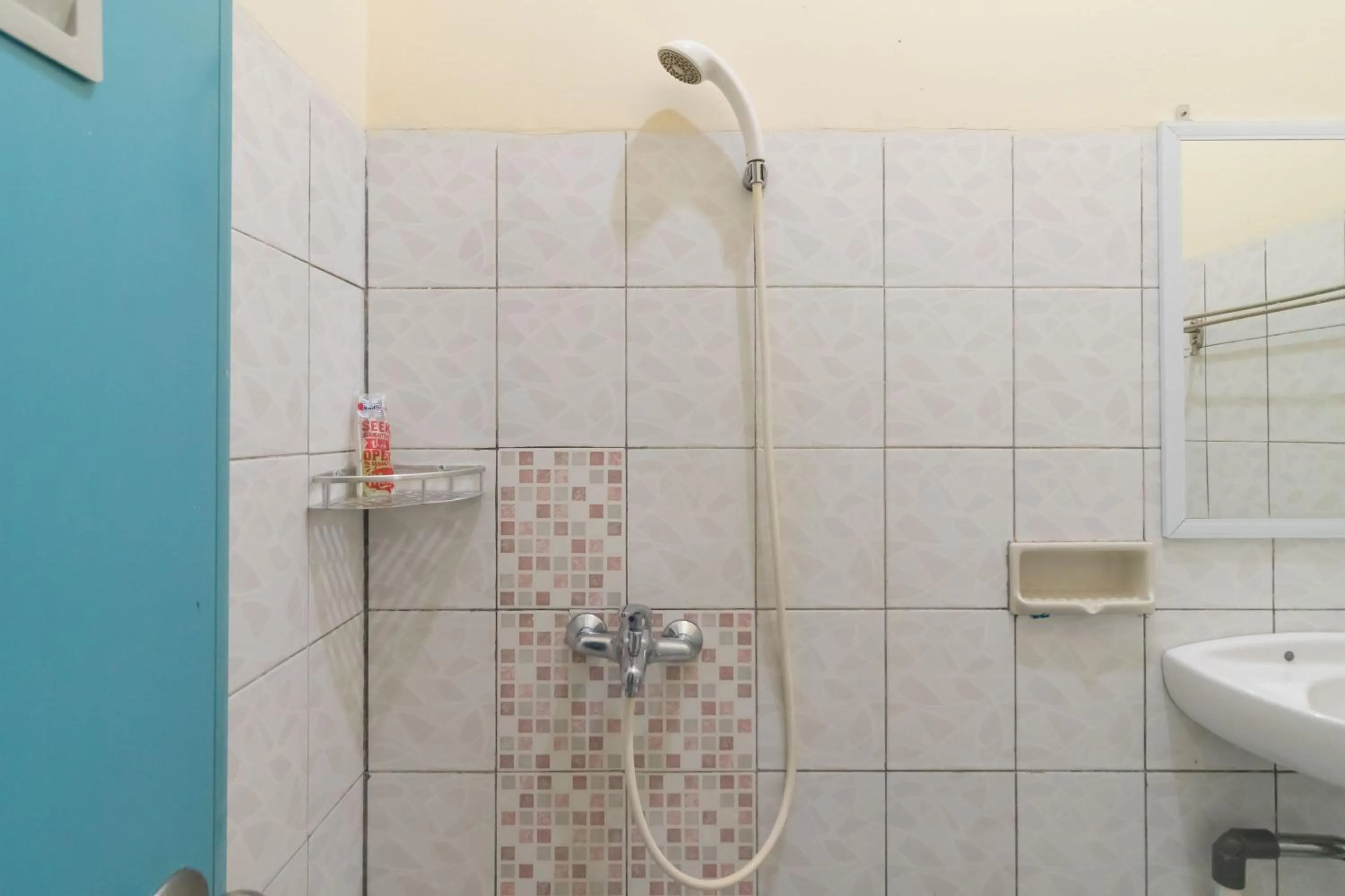 Bathroom in RedDoorz @ Jalan Kolonel Haji Burlian Palembang 2