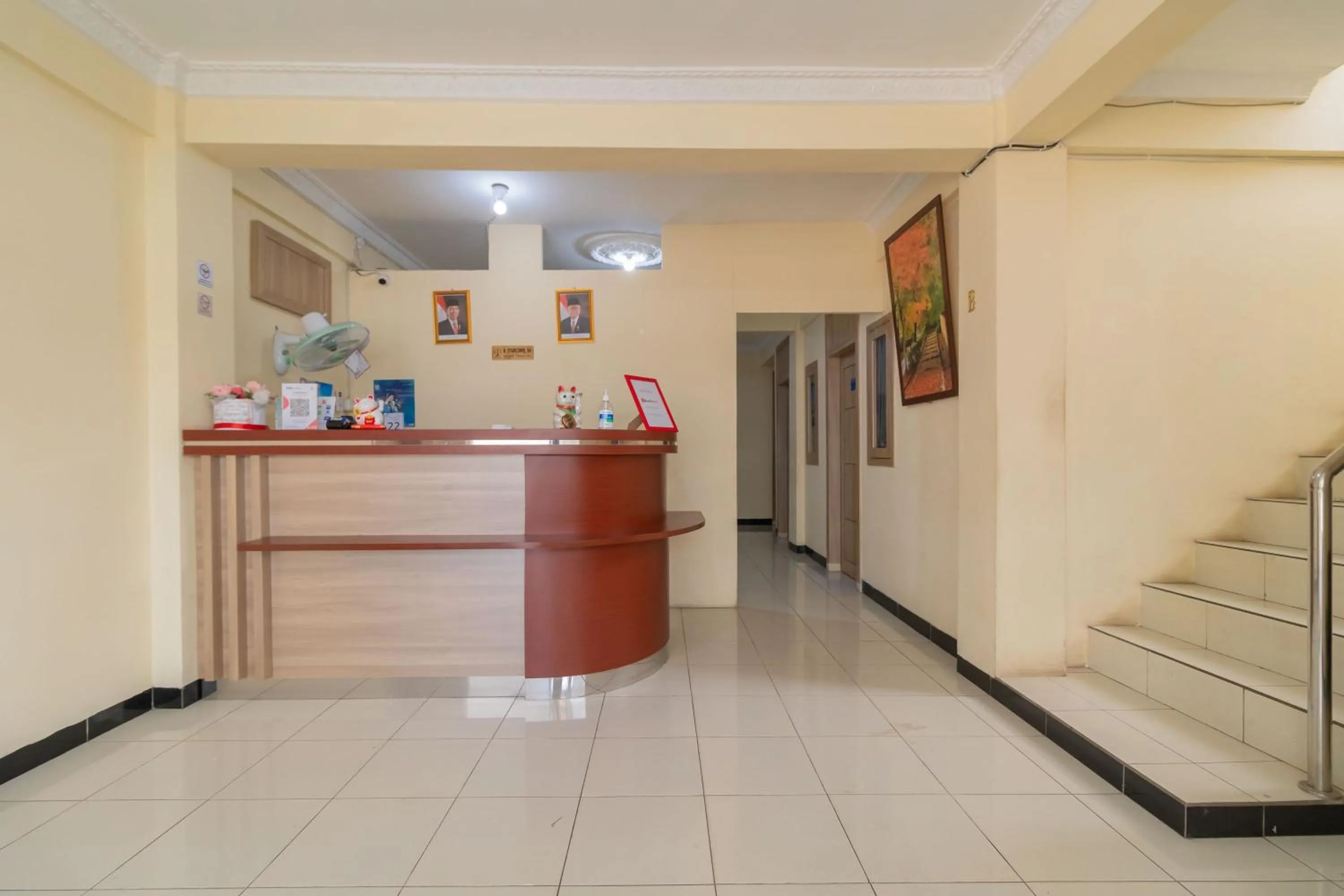 Lobby or reception in RedDoorz @ Jalan Kolonel Haji Burlian Palembang 2