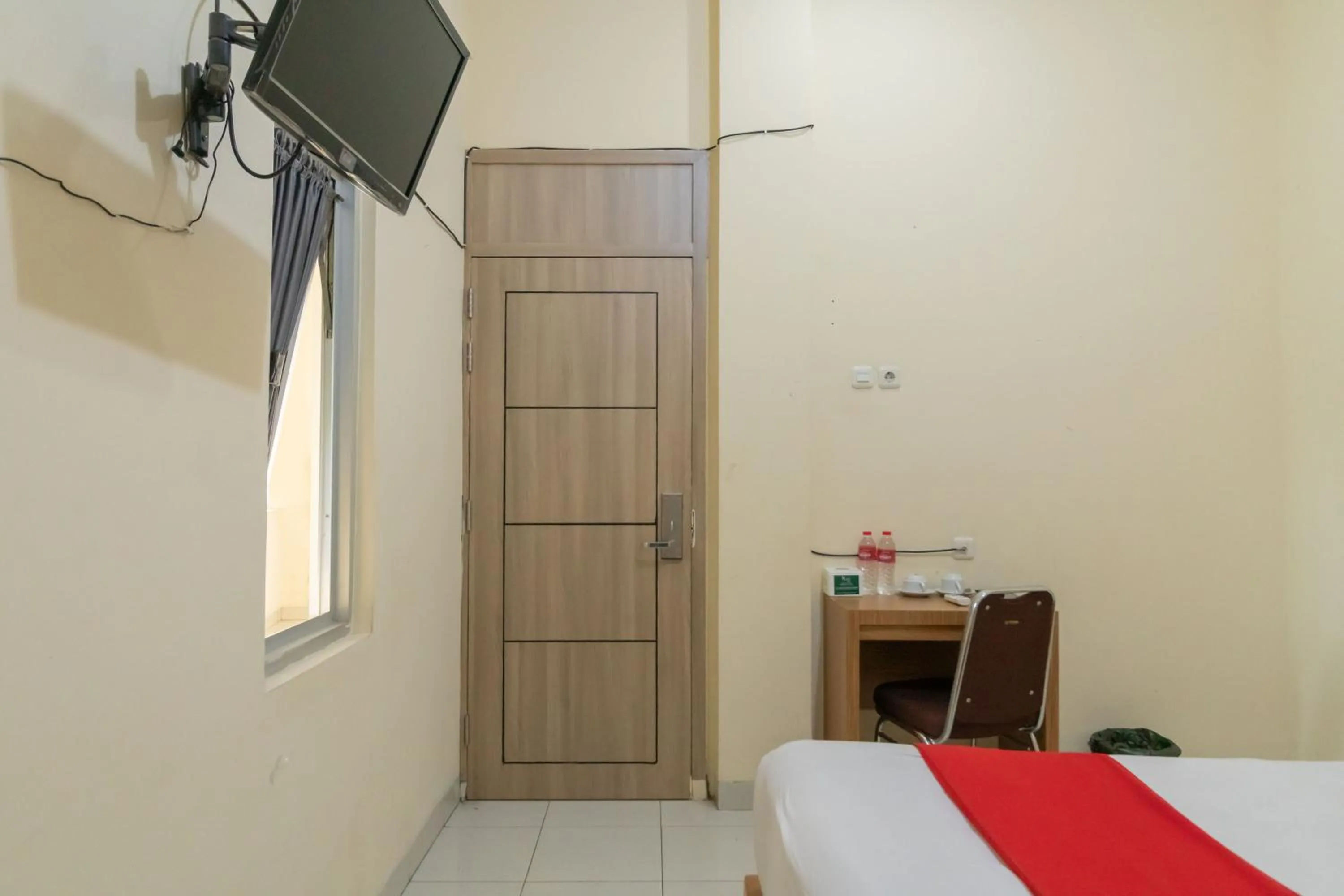 Bedroom, Bed in RedDoorz @ Jalan Kolonel Haji Burlian Palembang 2