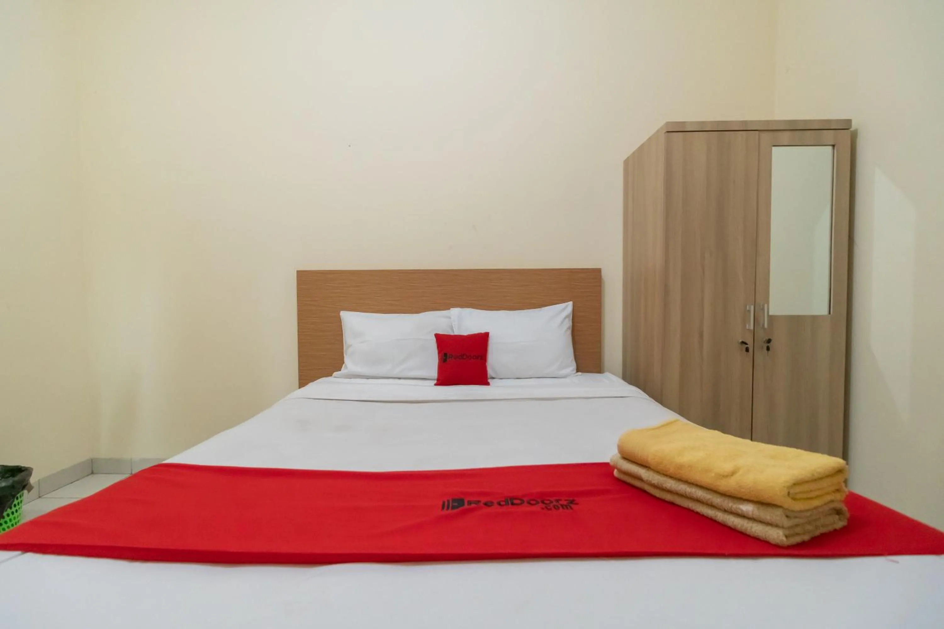 Bedroom, Bed in RedDoorz @ Jalan Kolonel Haji Burlian Palembang 2