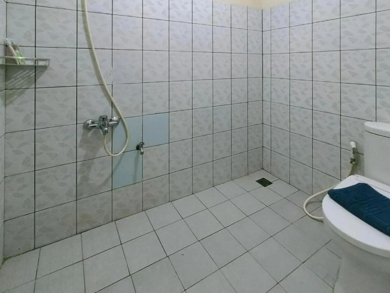 Bathroom in RedDoorz @ Jalan Kolonel Haji Burlian Palembang 2