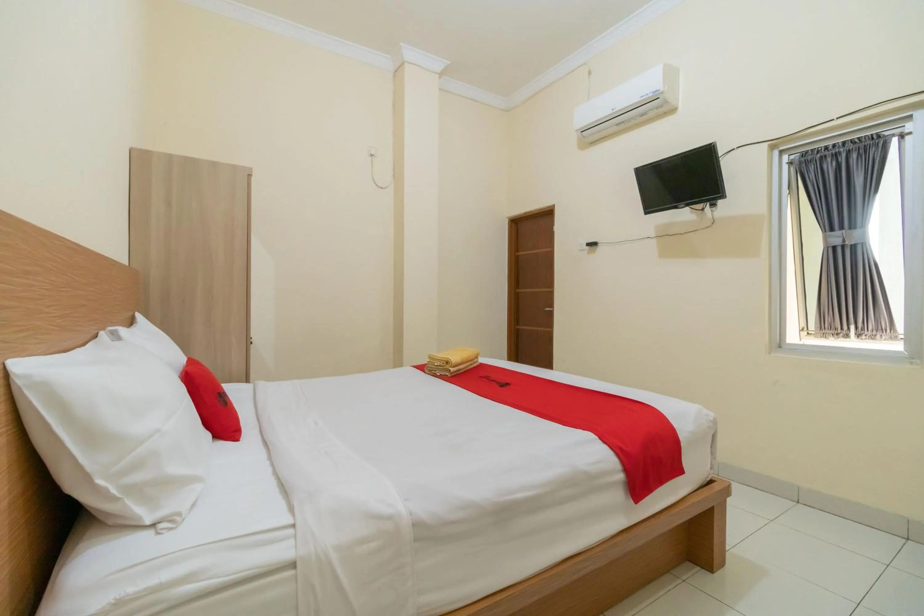 Bedroom, Bed in RedDoorz @ Jalan Kolonel Haji Burlian Palembang 2