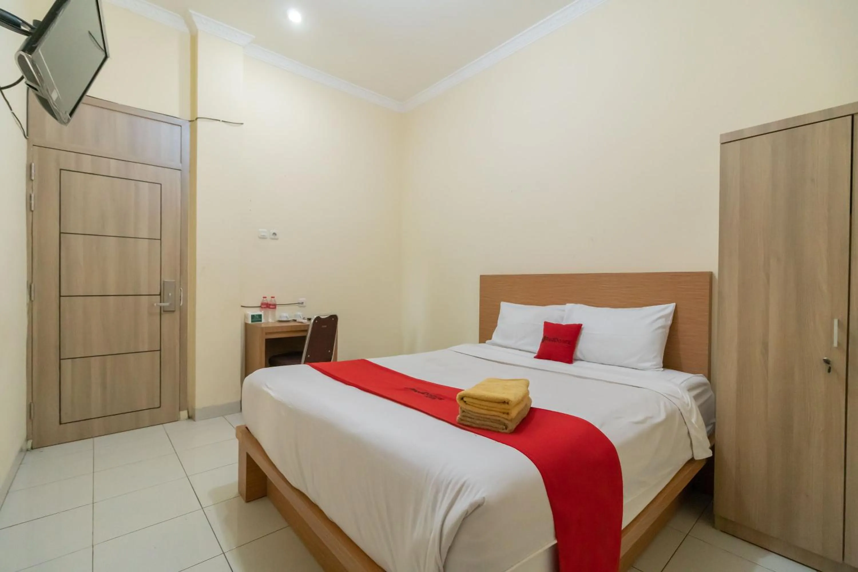 Bedroom, Bed in RedDoorz @ Jalan Kolonel Haji Burlian Palembang 2