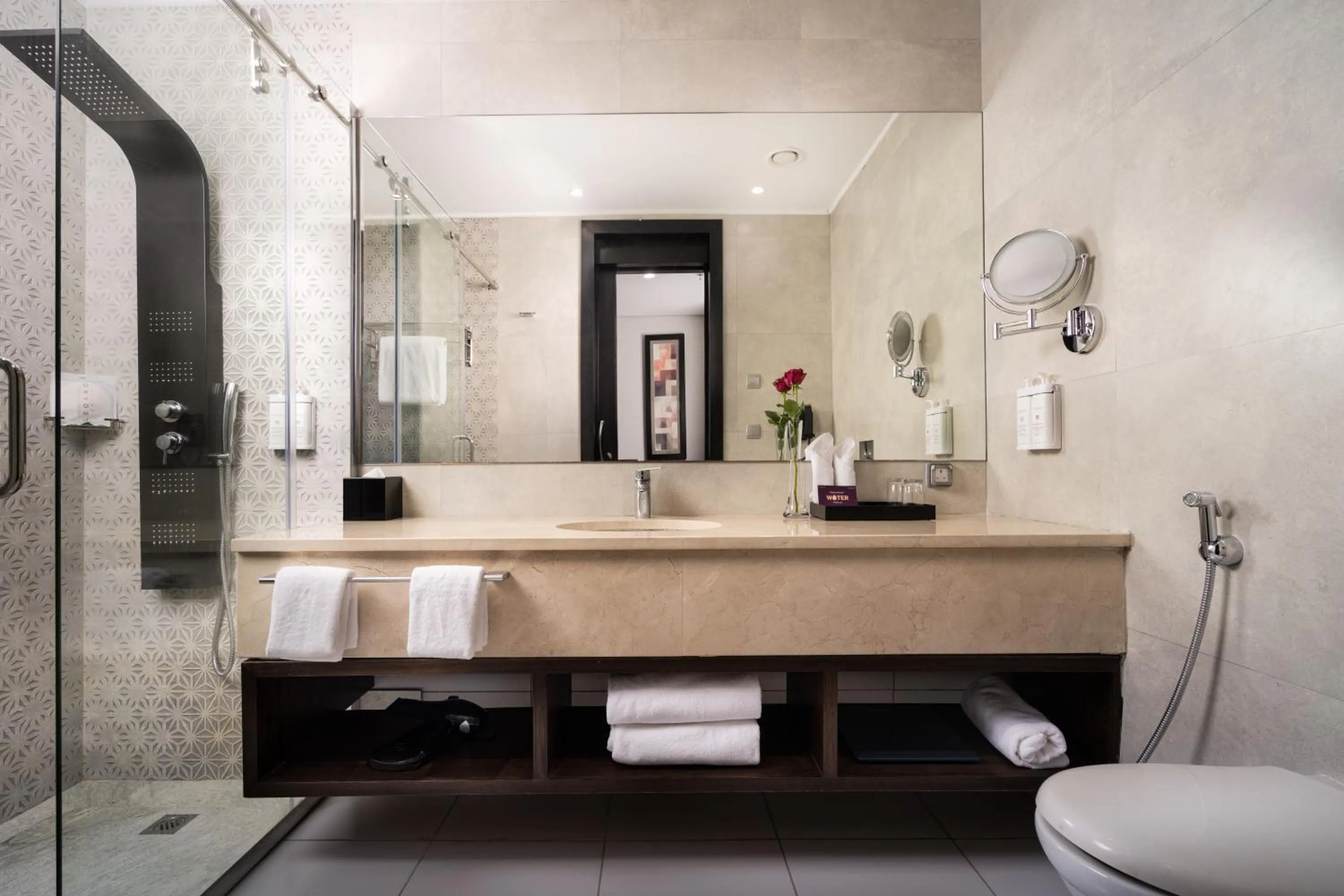 Bathroom in Joudyan King Road Jeddah by Elafجوديان طريق الملك جدة