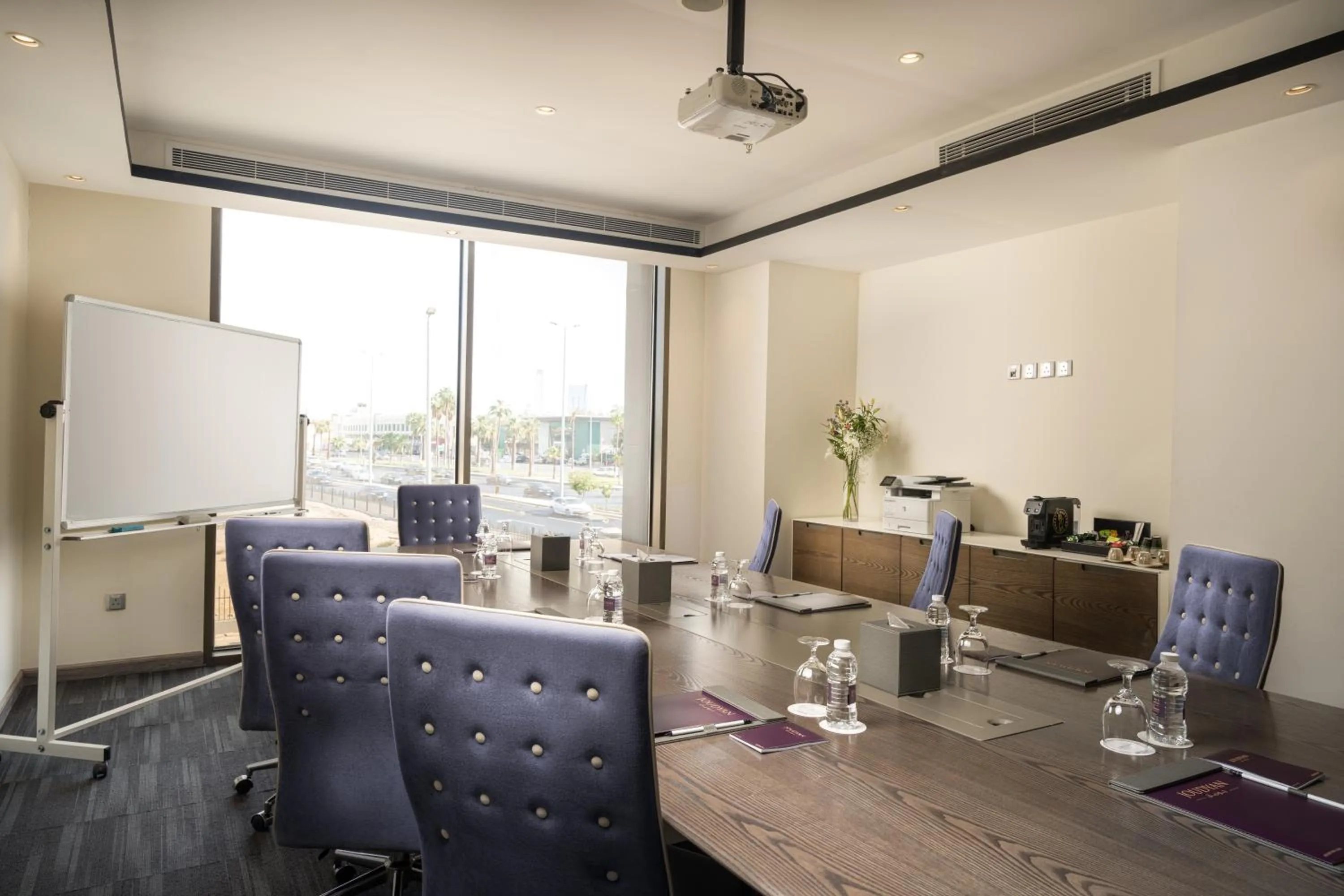Meeting/conference room in Joudyan King Road Jeddah by Elafجوديان طريق الملك جدة