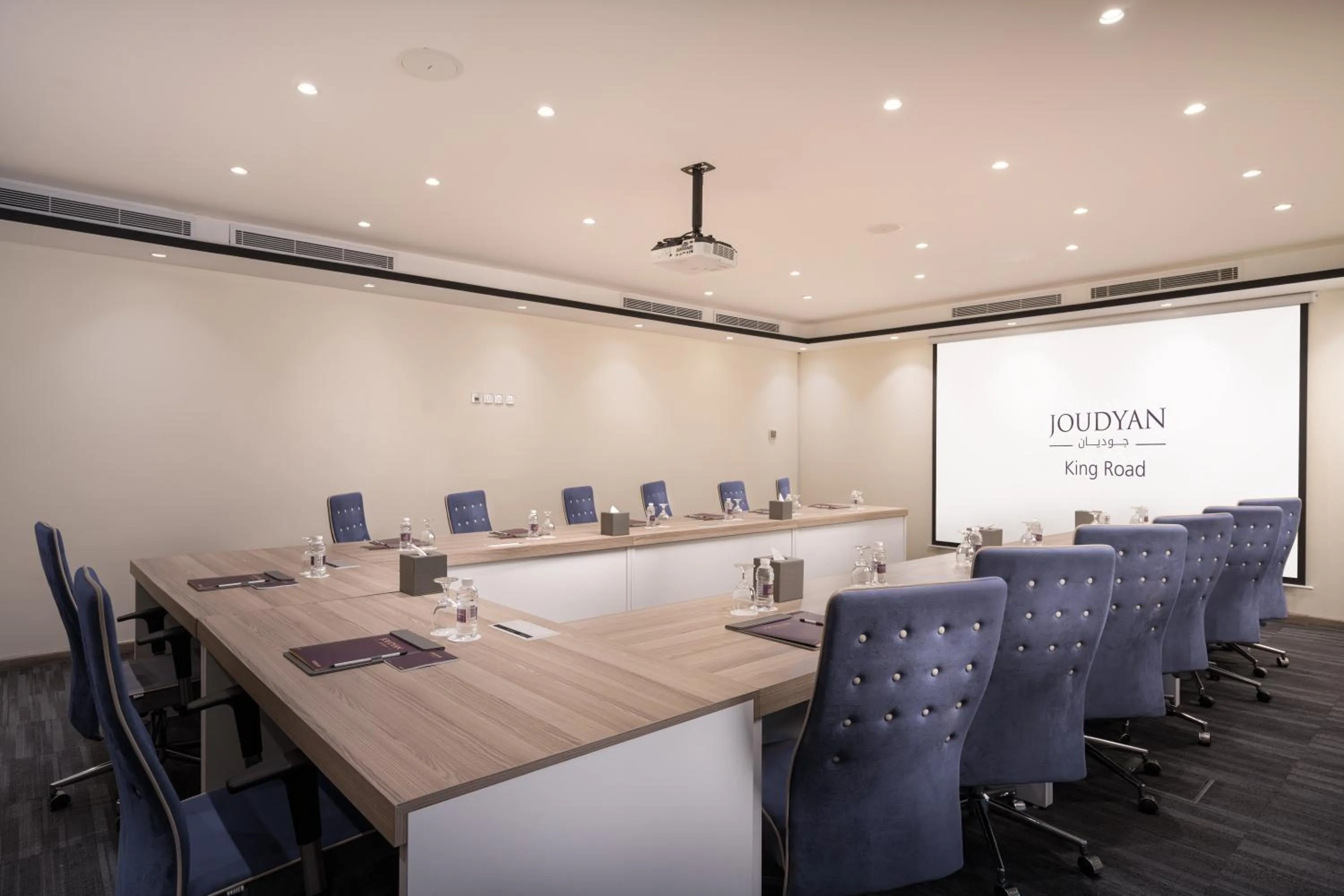 Meeting/conference room in Joudyan King Road Jeddah by Elafجوديان طريق الملك جدة