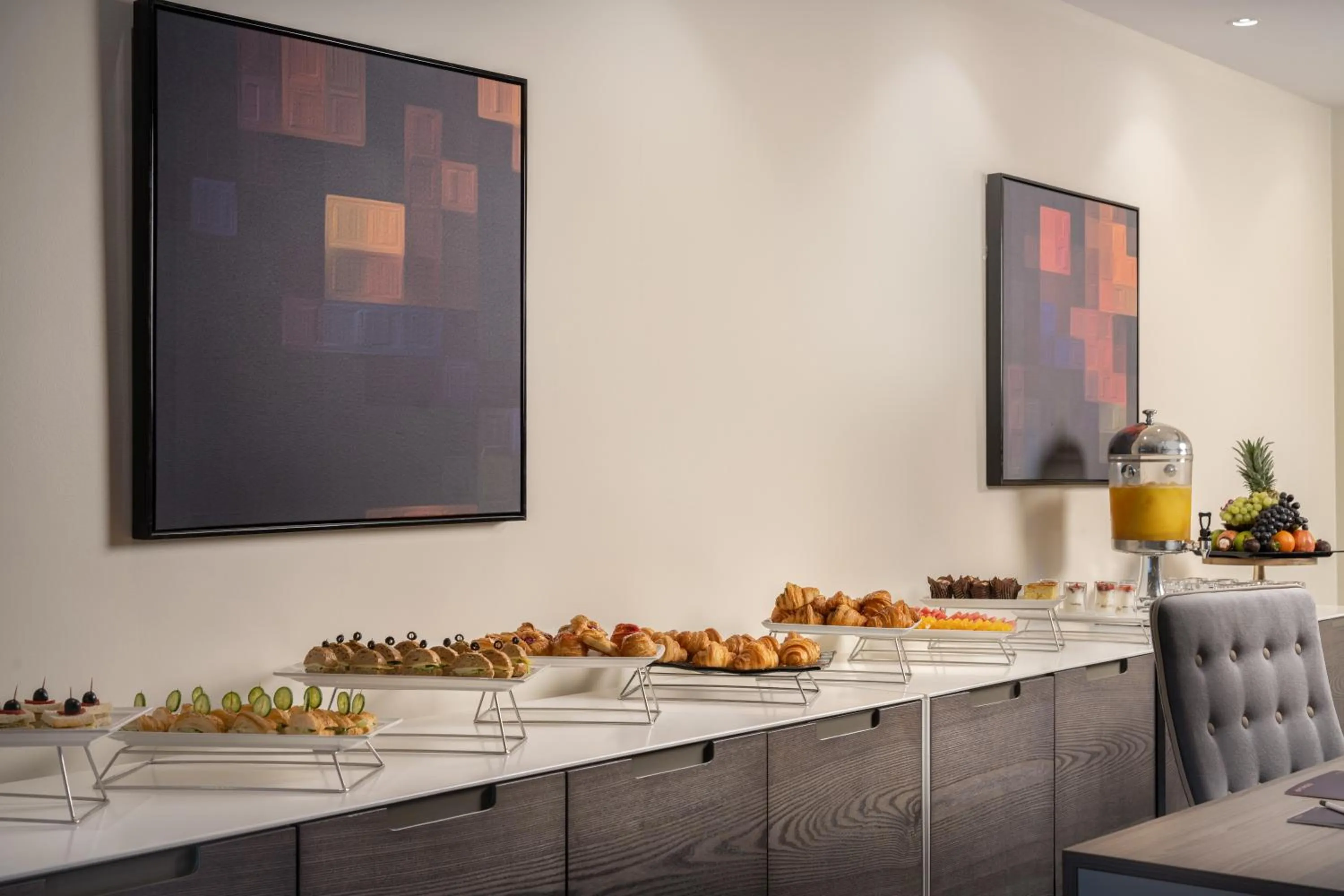 Meeting/conference room in Joudyan King Road Jeddah by Elafجوديان طريق الملك جدة