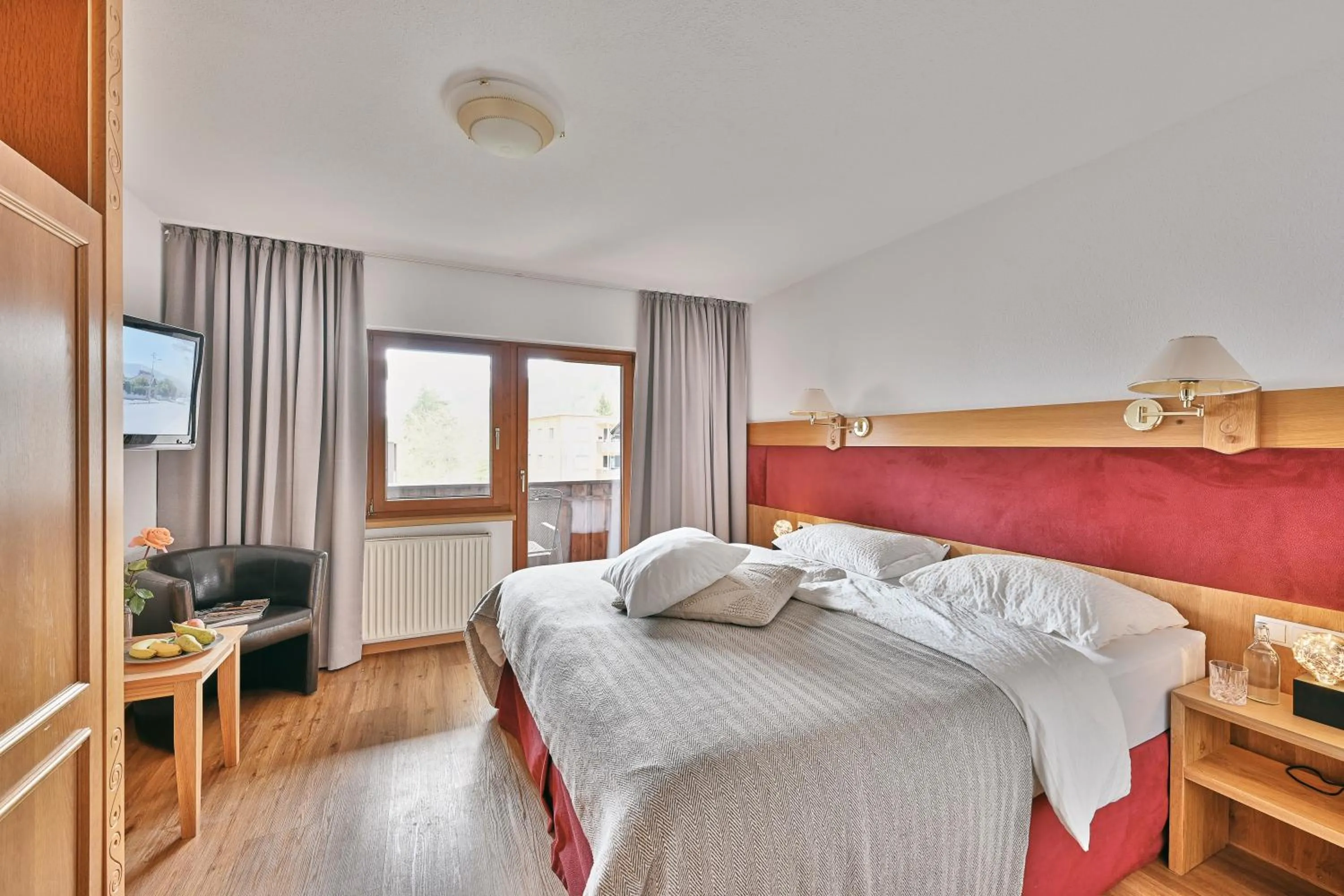 Photo of the whole room, Bed in der klostertalerhof