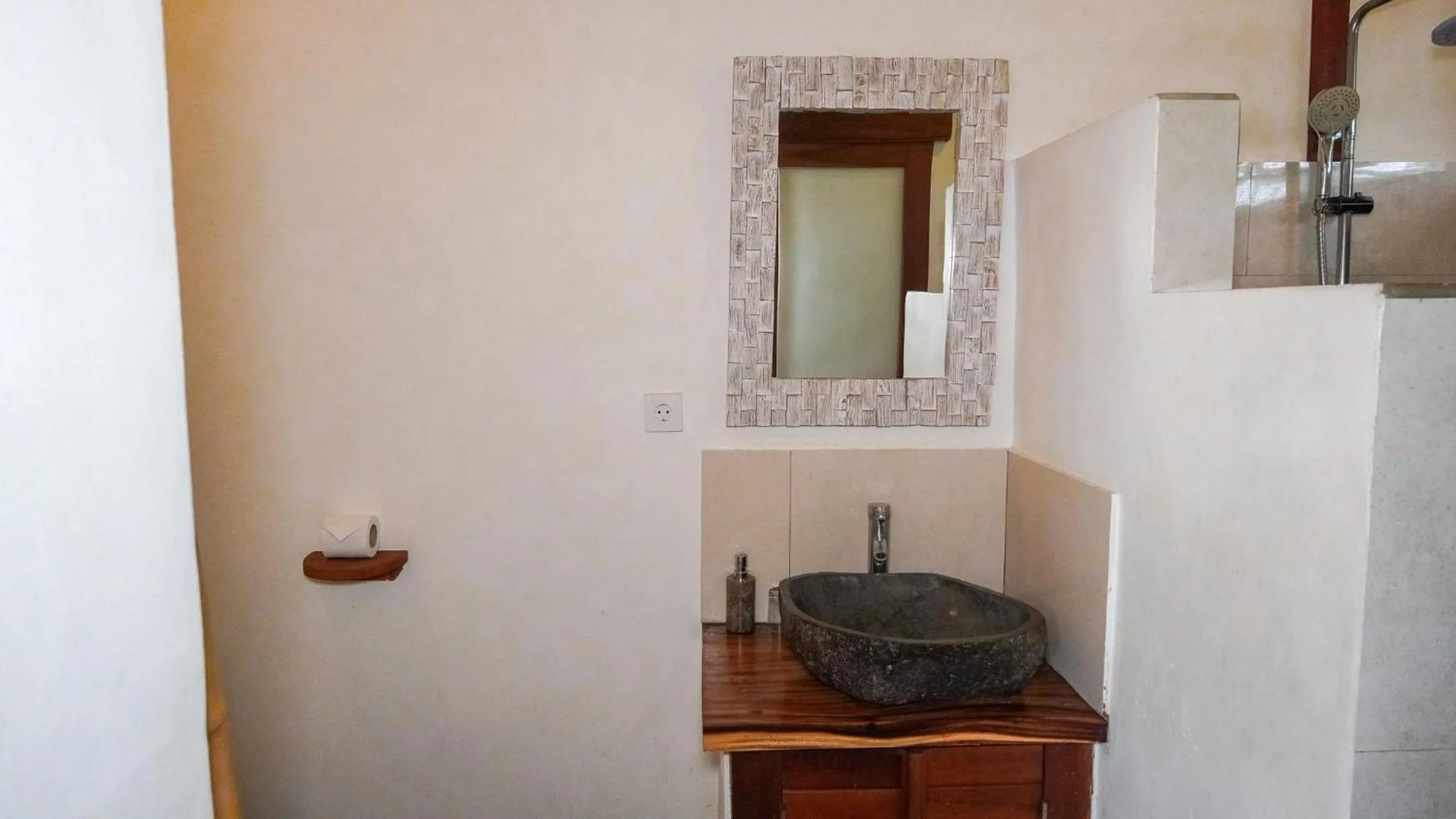 Bathroom in Green Coconut Cottage