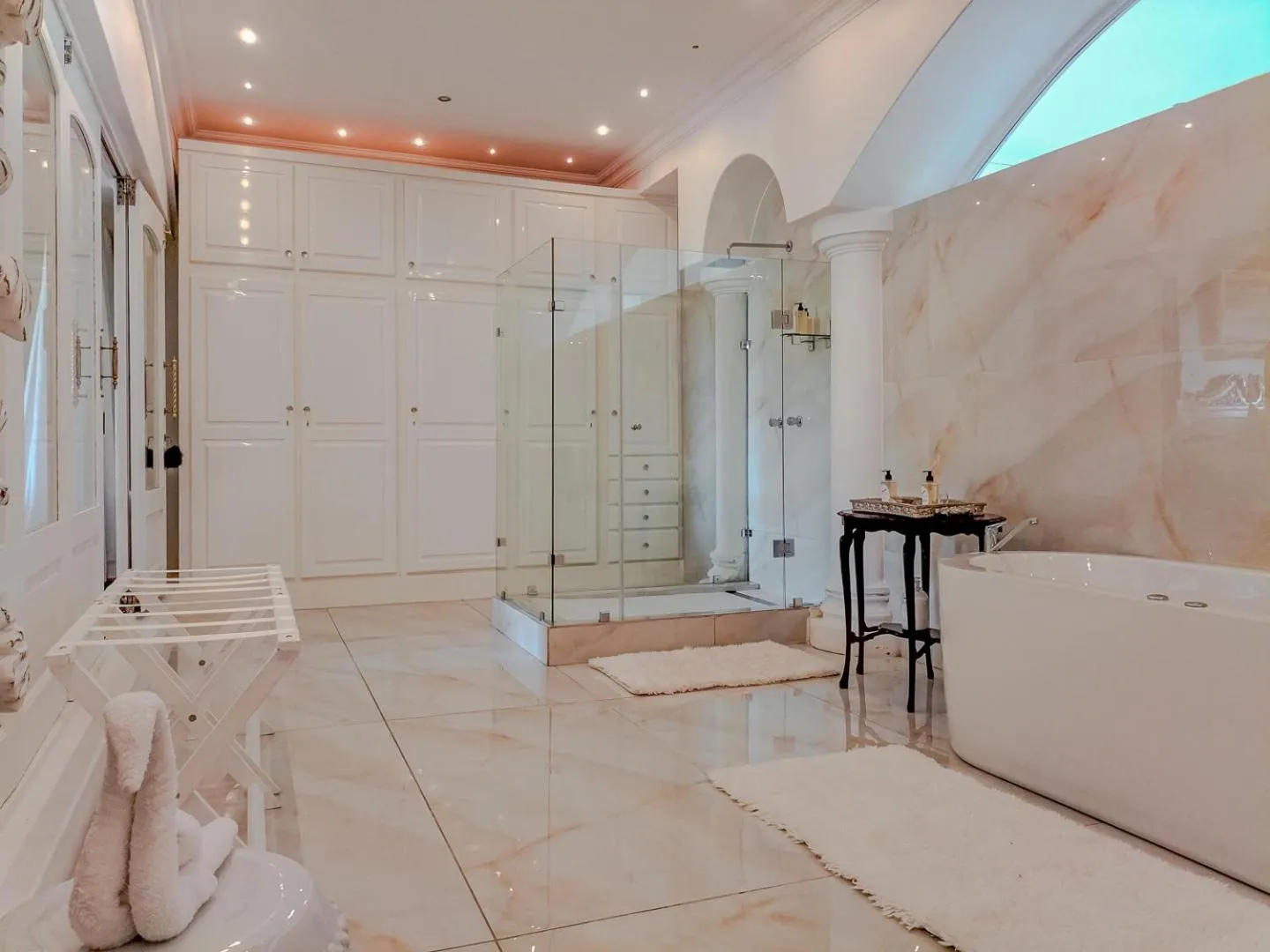 Shower in Grand Lux Boutique Manor