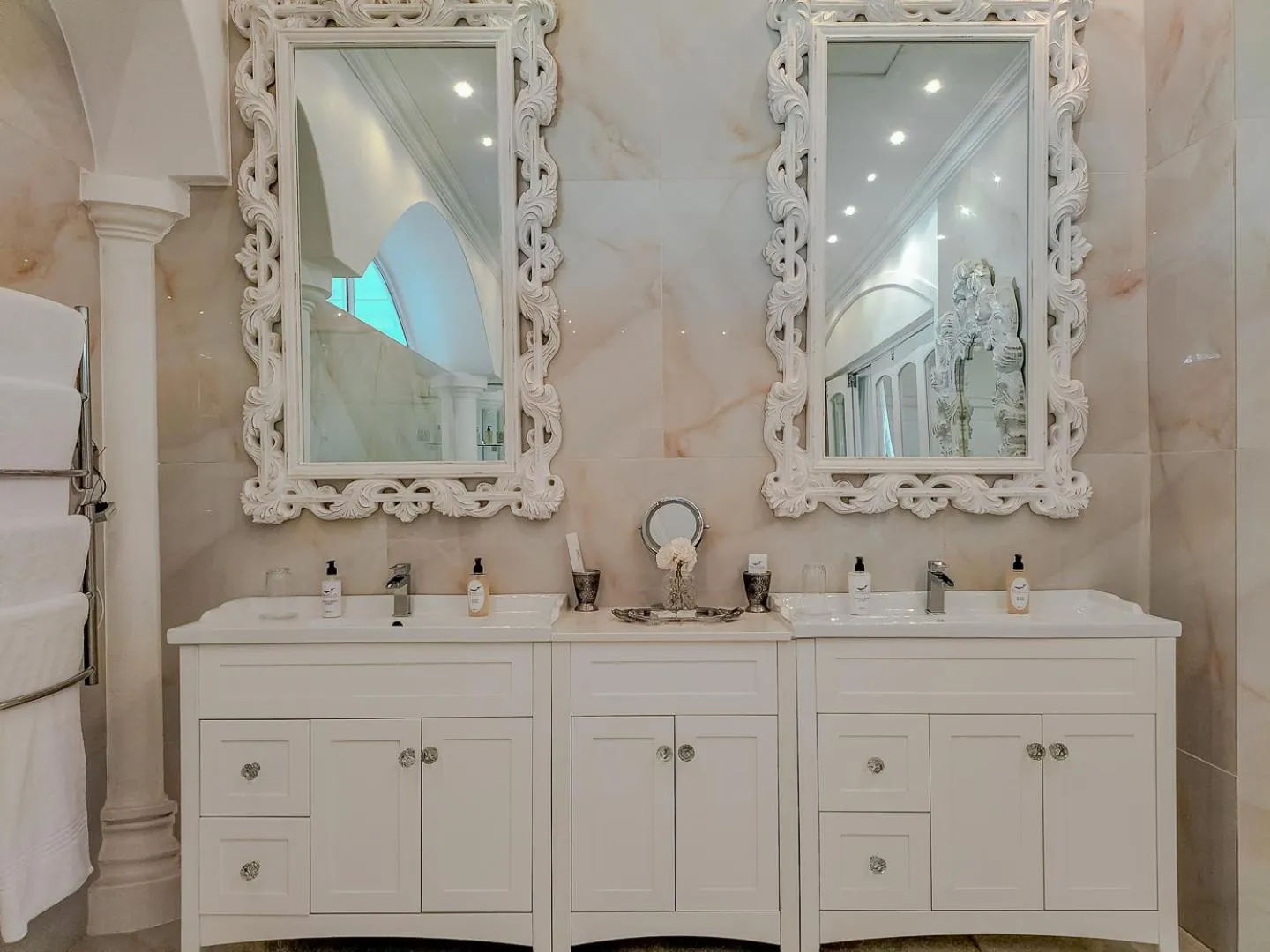 Shower in Grand Lux Boutique Manor