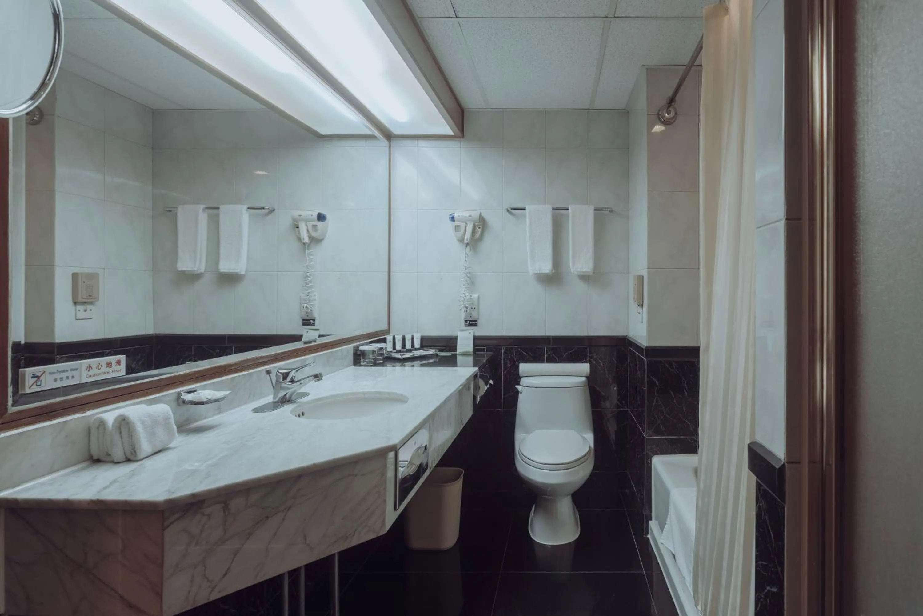 Toilet in Metropark Lido Hotel Beijing