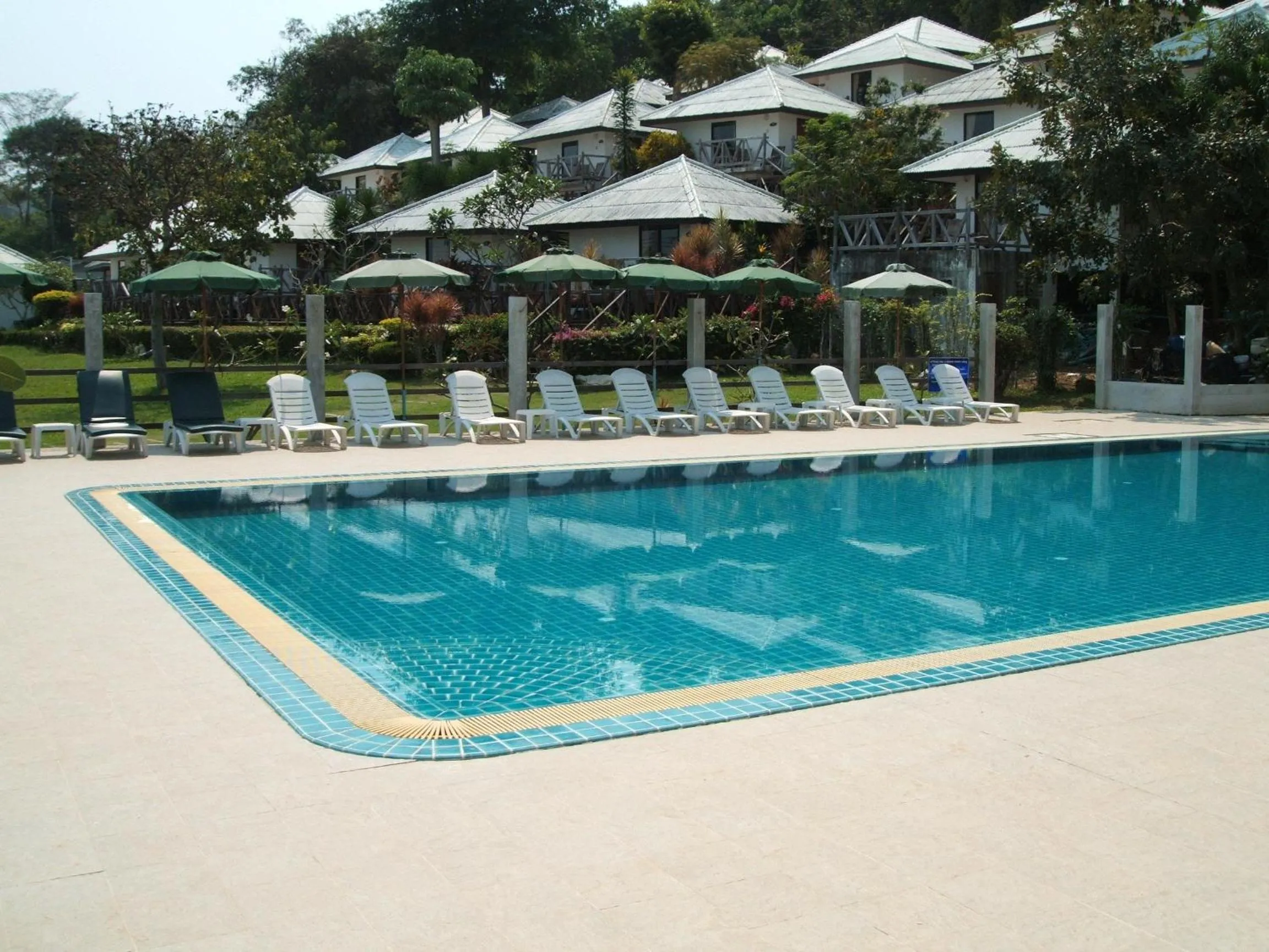 Swimming pool in Samed Cliff Resort