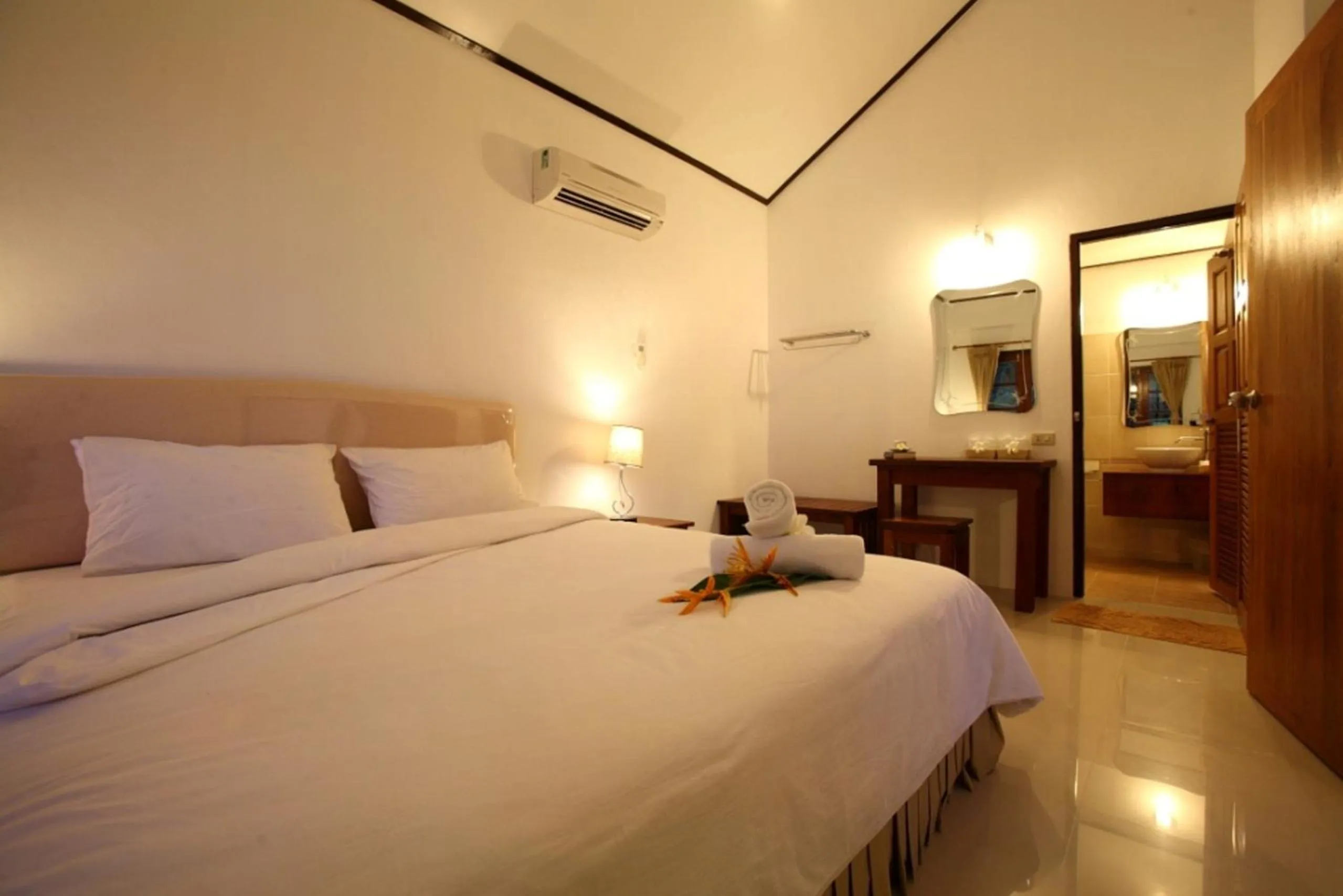 Bed in Samed Cliff Resort