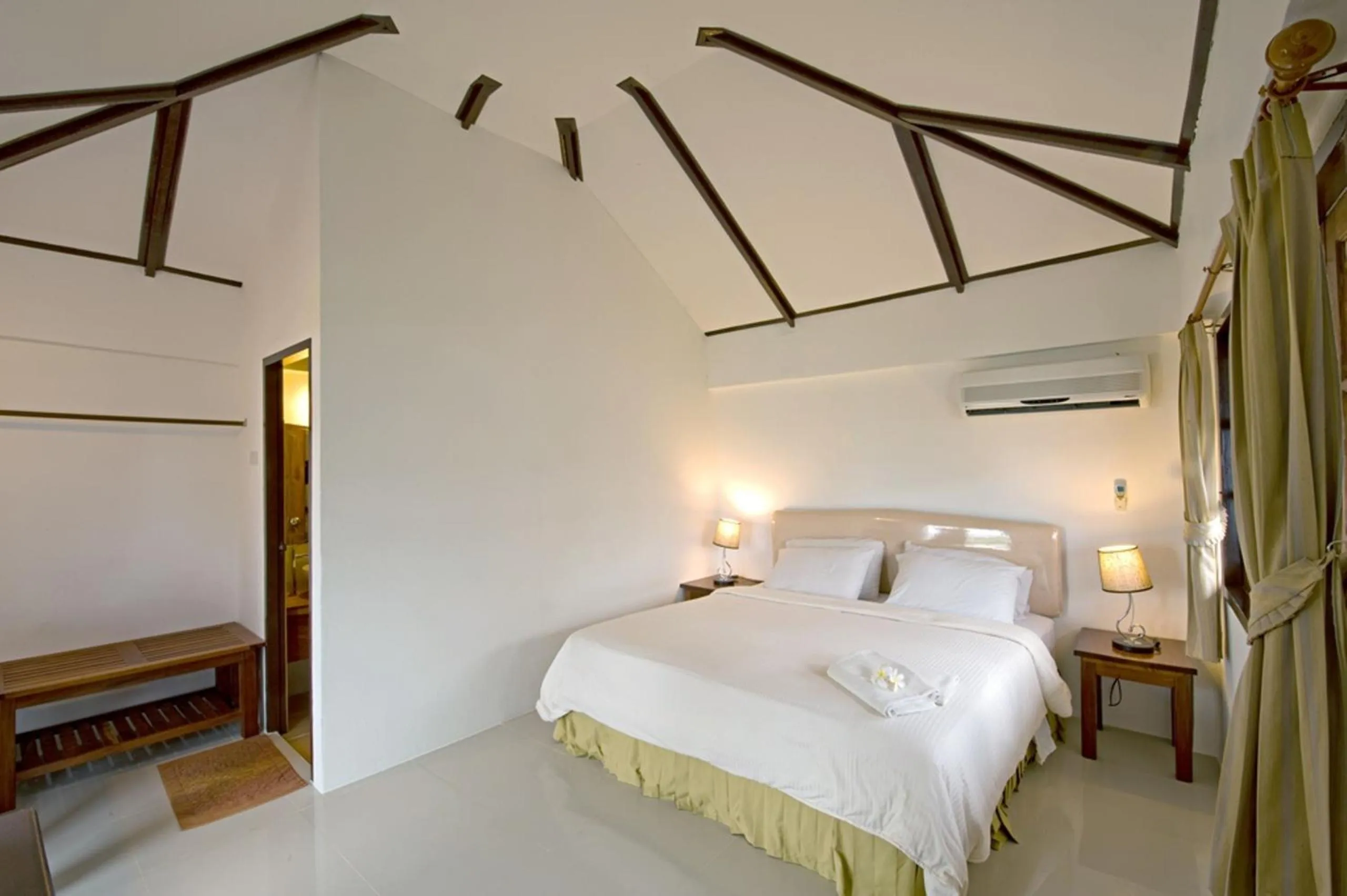 Photo of the whole room, Bed in Samed Cliff Resort