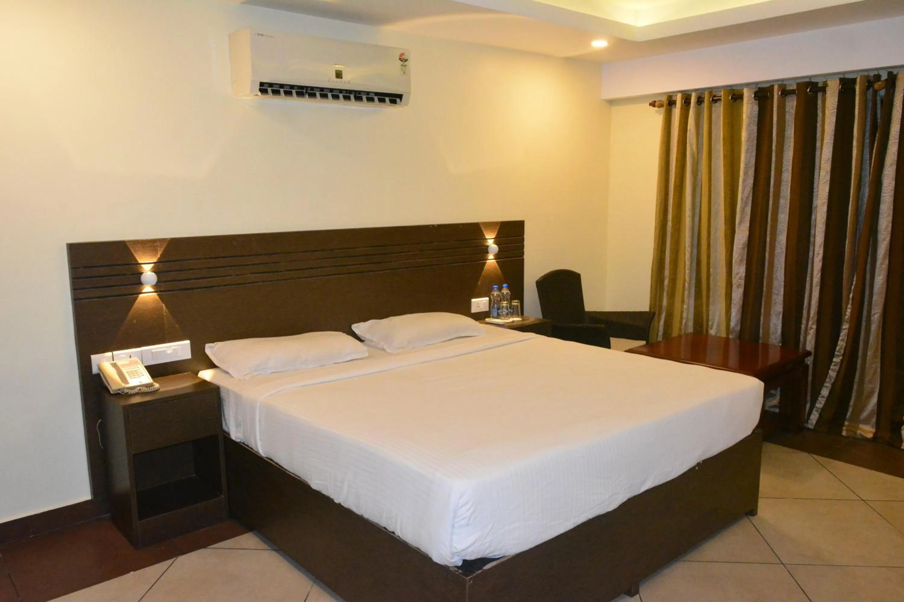 Bedroom, Bed in Hotel All Season