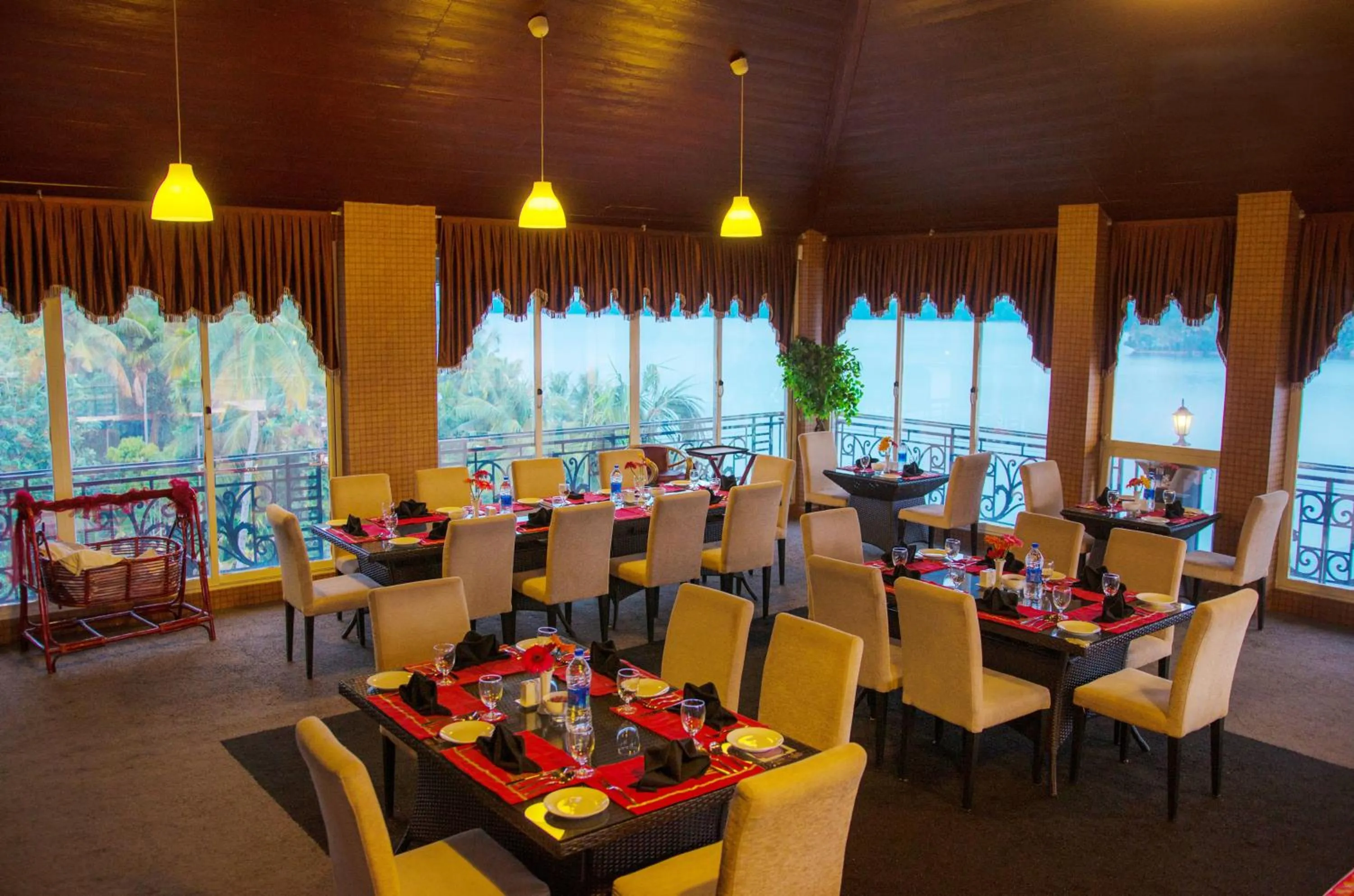 Restaurant/places to eat in Hotel All Season