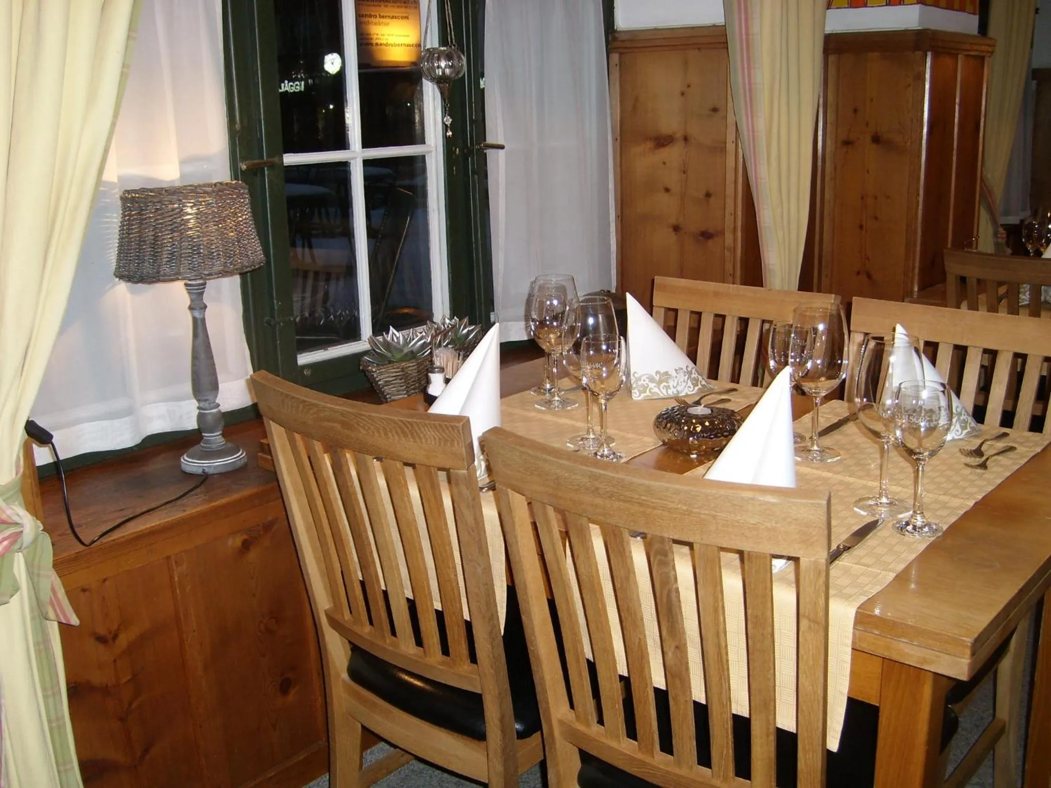 Restaurant/places to eat in Hotel Danis