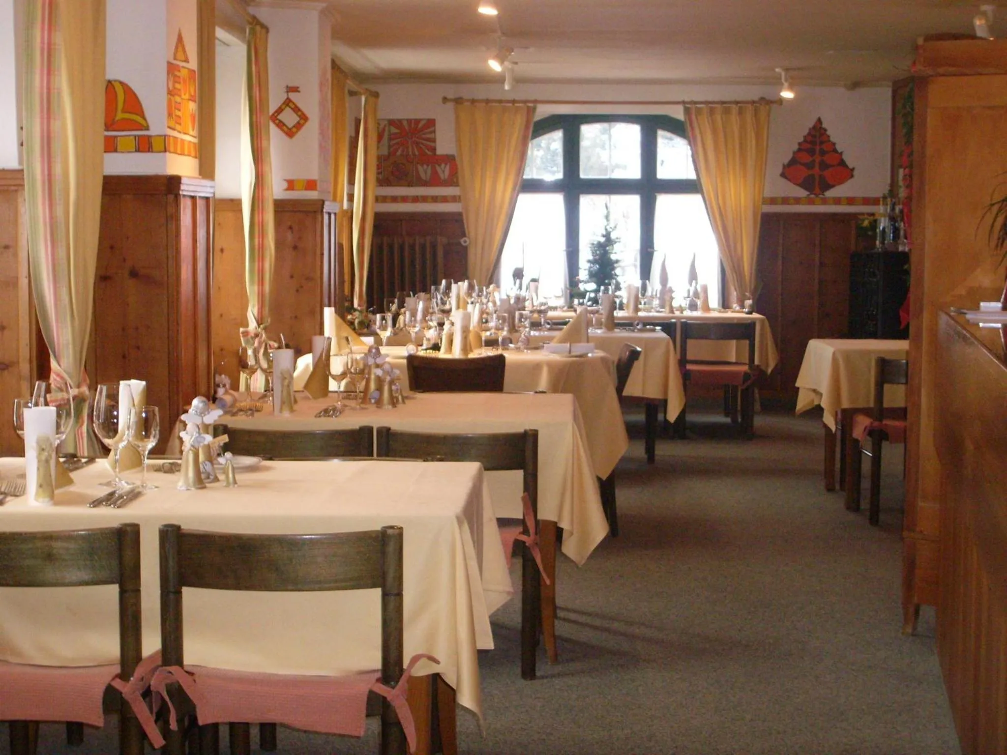 Restaurant/places to eat in Hotel Danis