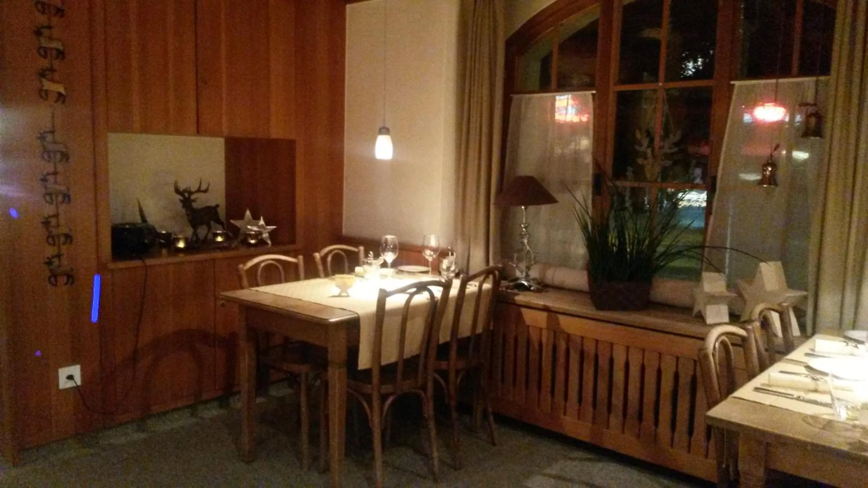 Restaurant/places to eat in Hotel Danis