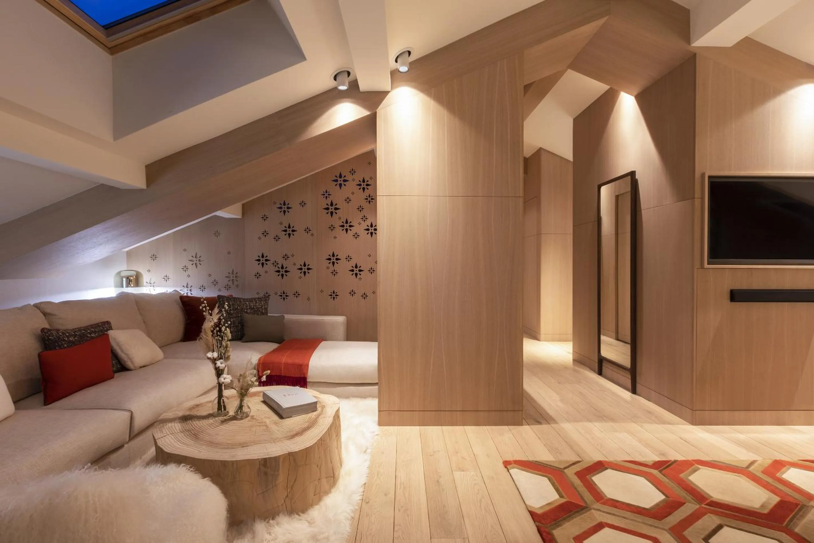 Living room, Bed in Hôtel Mont-Blanc Chamonix